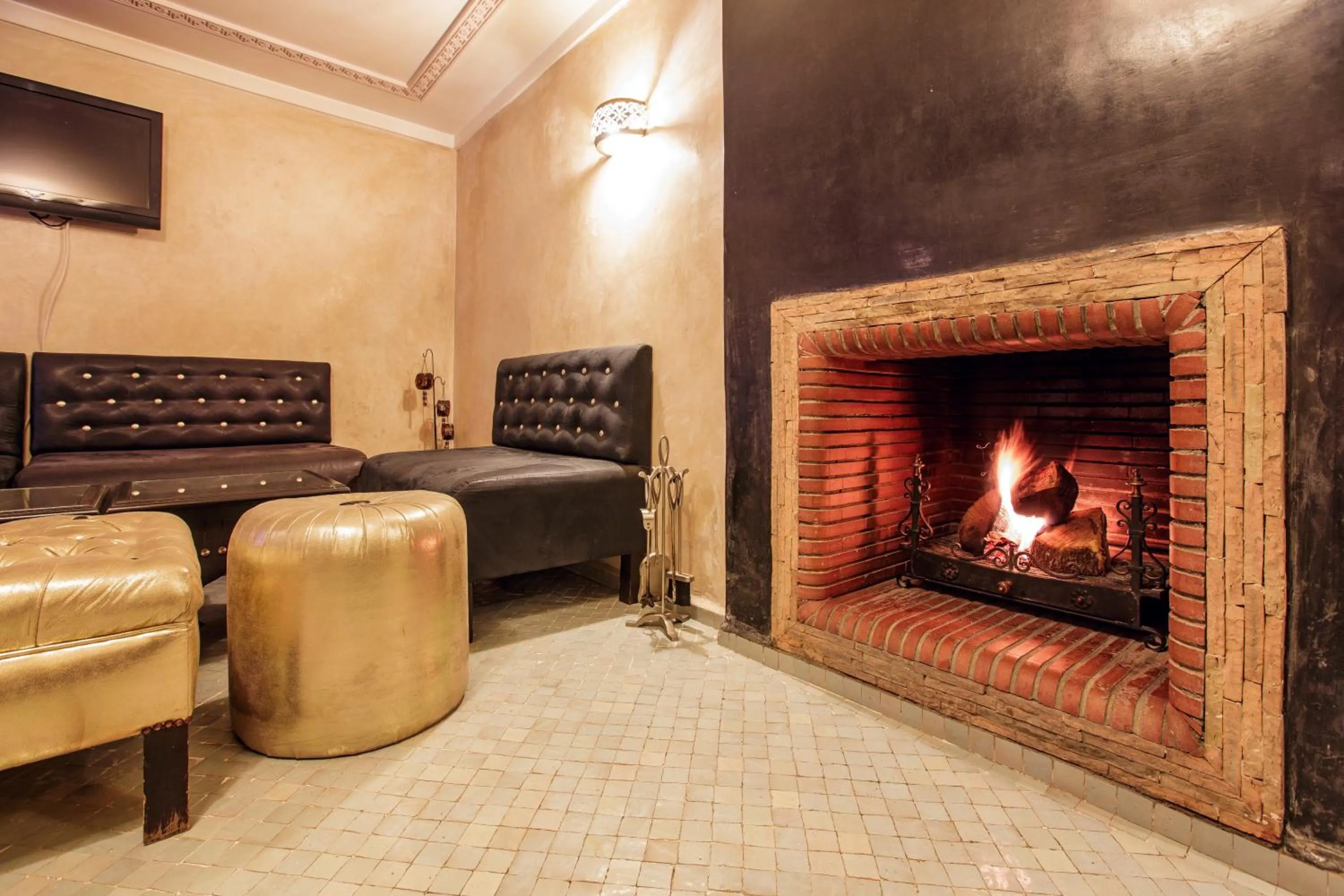 Restaurant/places to eat in Riad Andalib