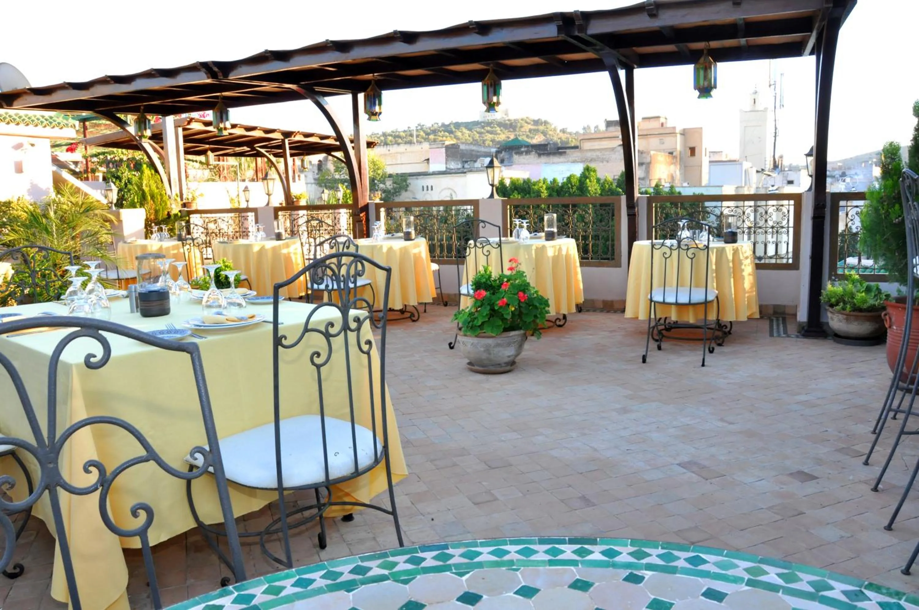 Restaurant/places to eat in Riad Andalib