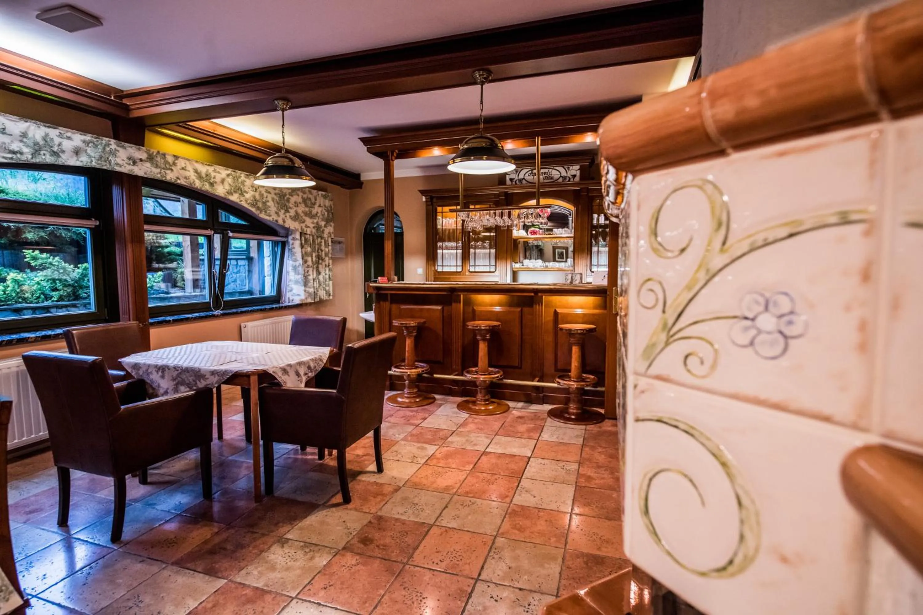 Restaurant/places to eat in Apolonia Willa