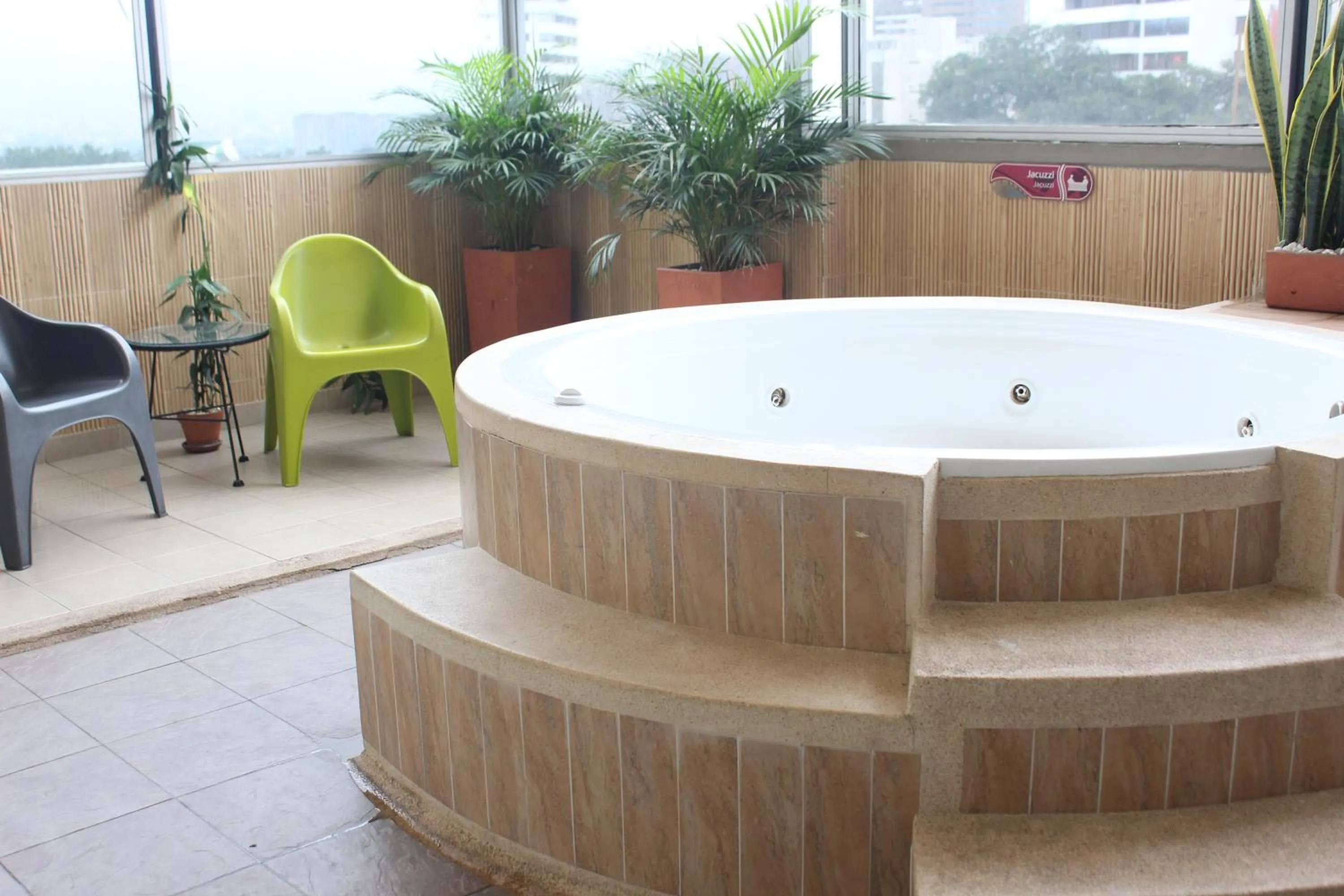 Hot Tub in Hotel Florencia Plaza