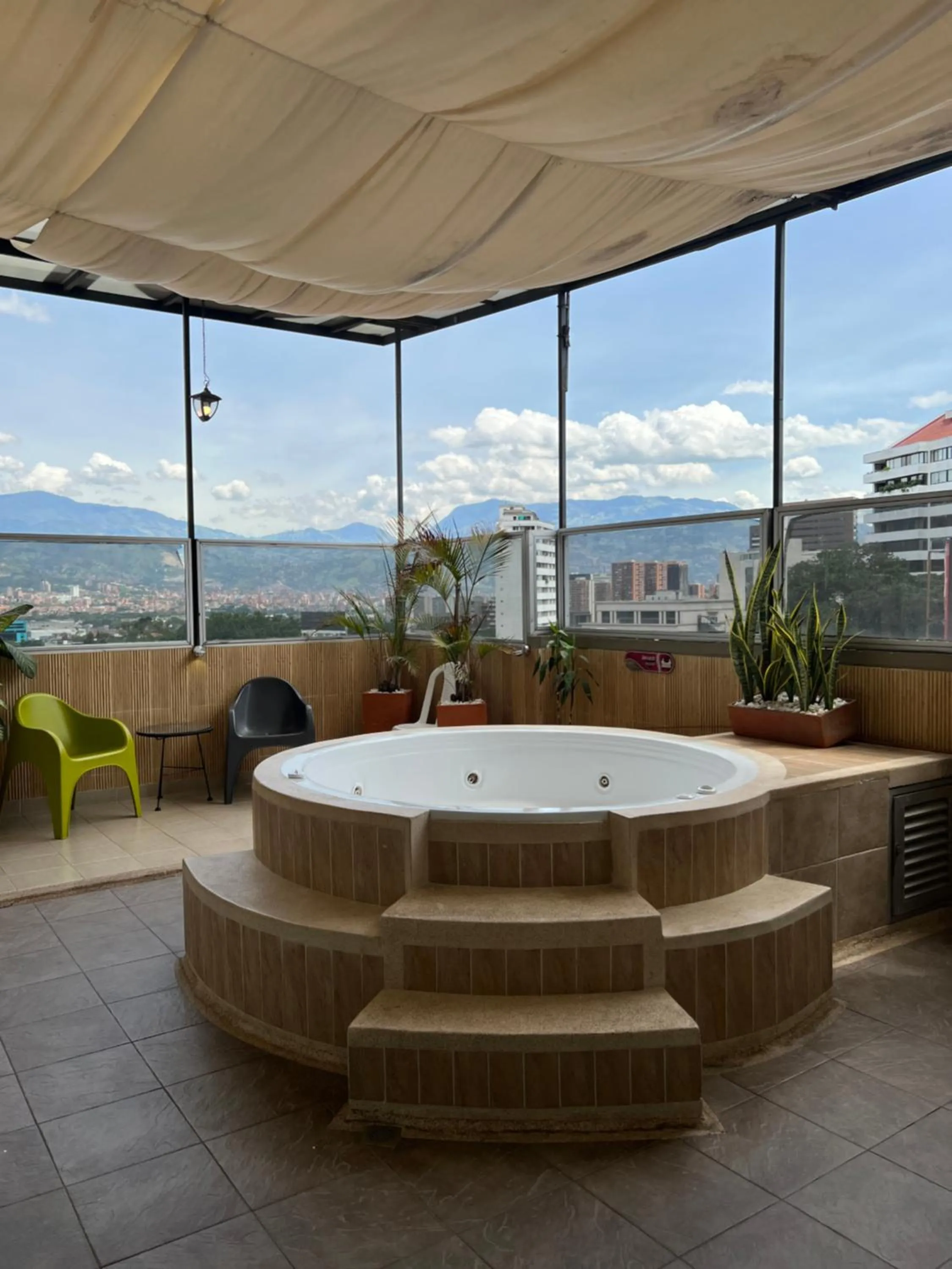 Hot Tub in Hotel Florencia Plaza