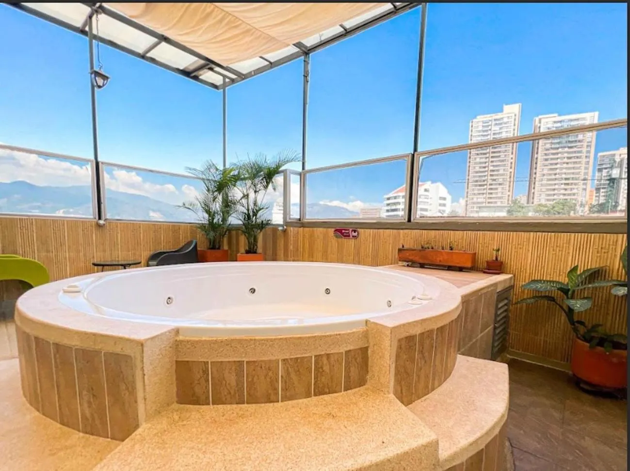 Hot Tub in Hotel Florencia Plaza