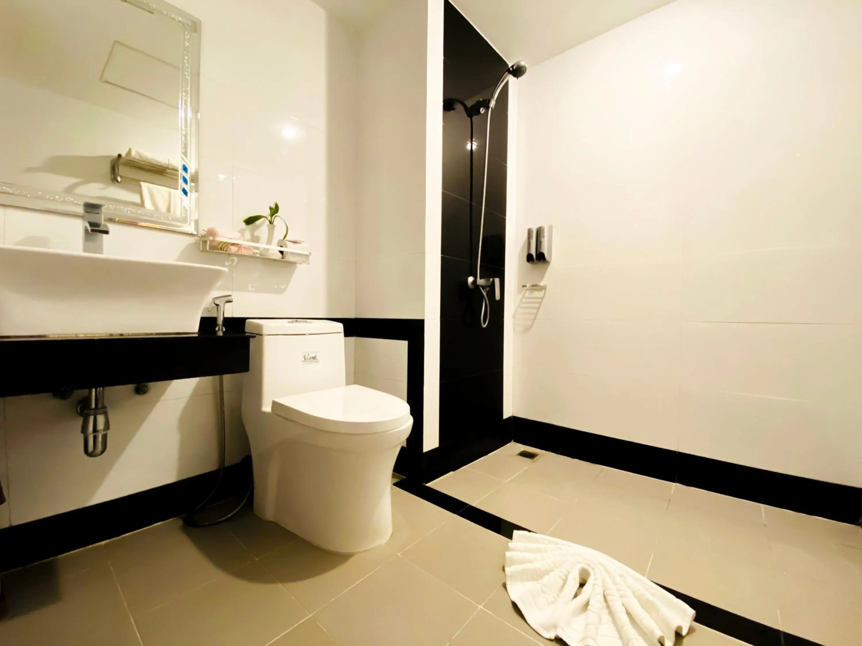 Bathroom in Ratana Angkor Hotel