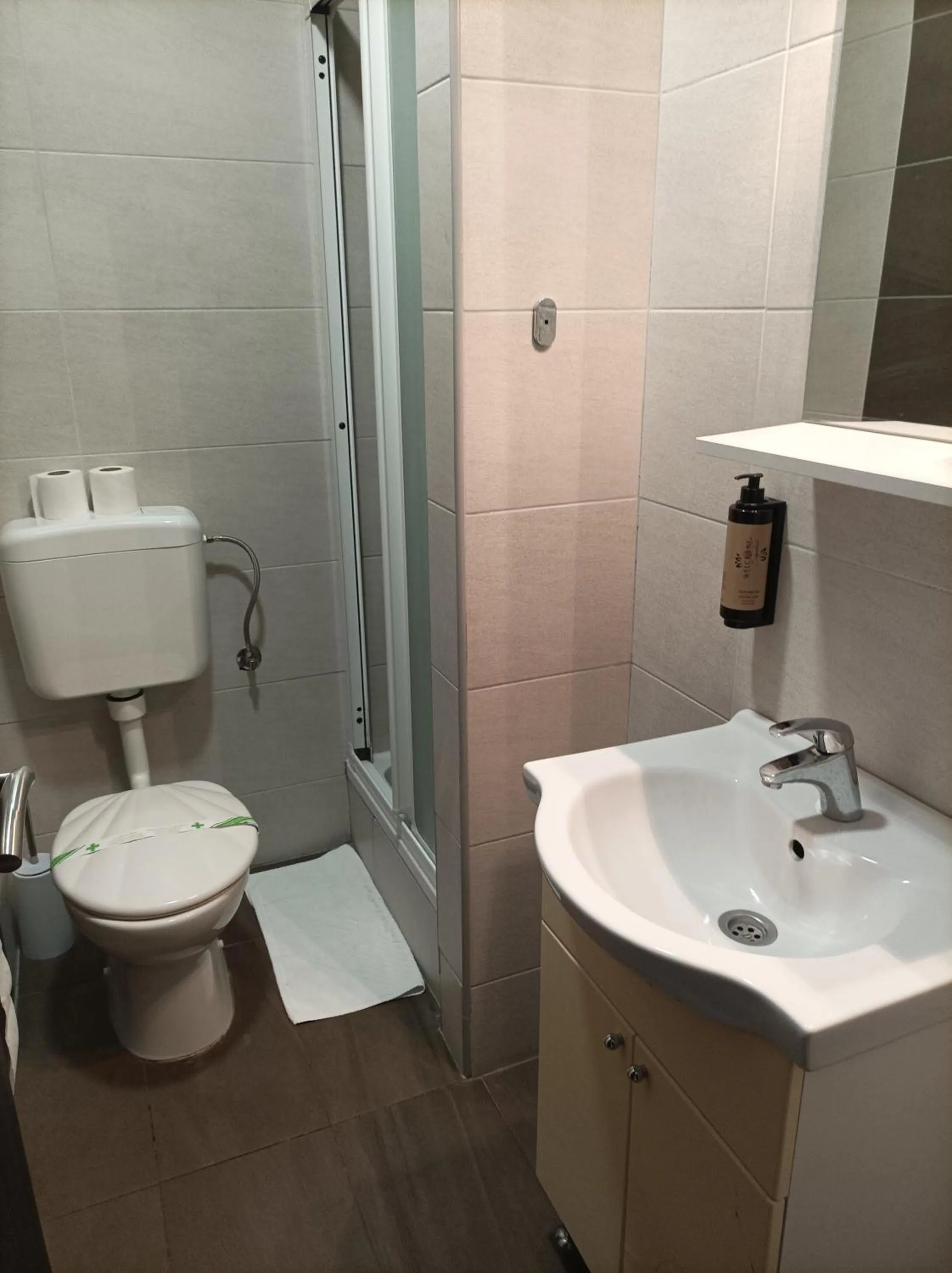 Shower in Hotel Storia