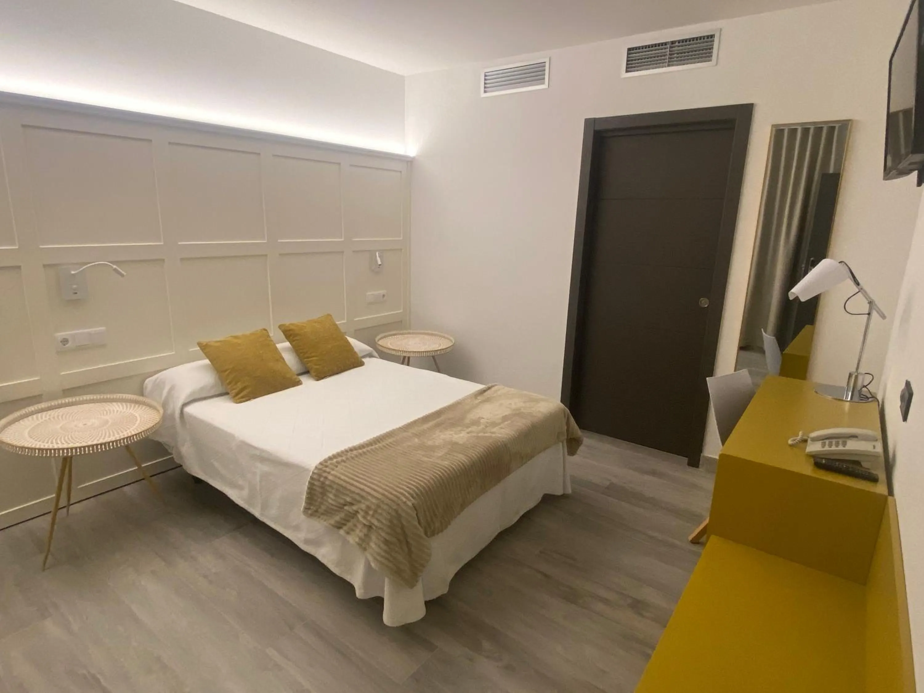 Bed in Hotel Lusitania, Centro Ciudad, Parking Privado