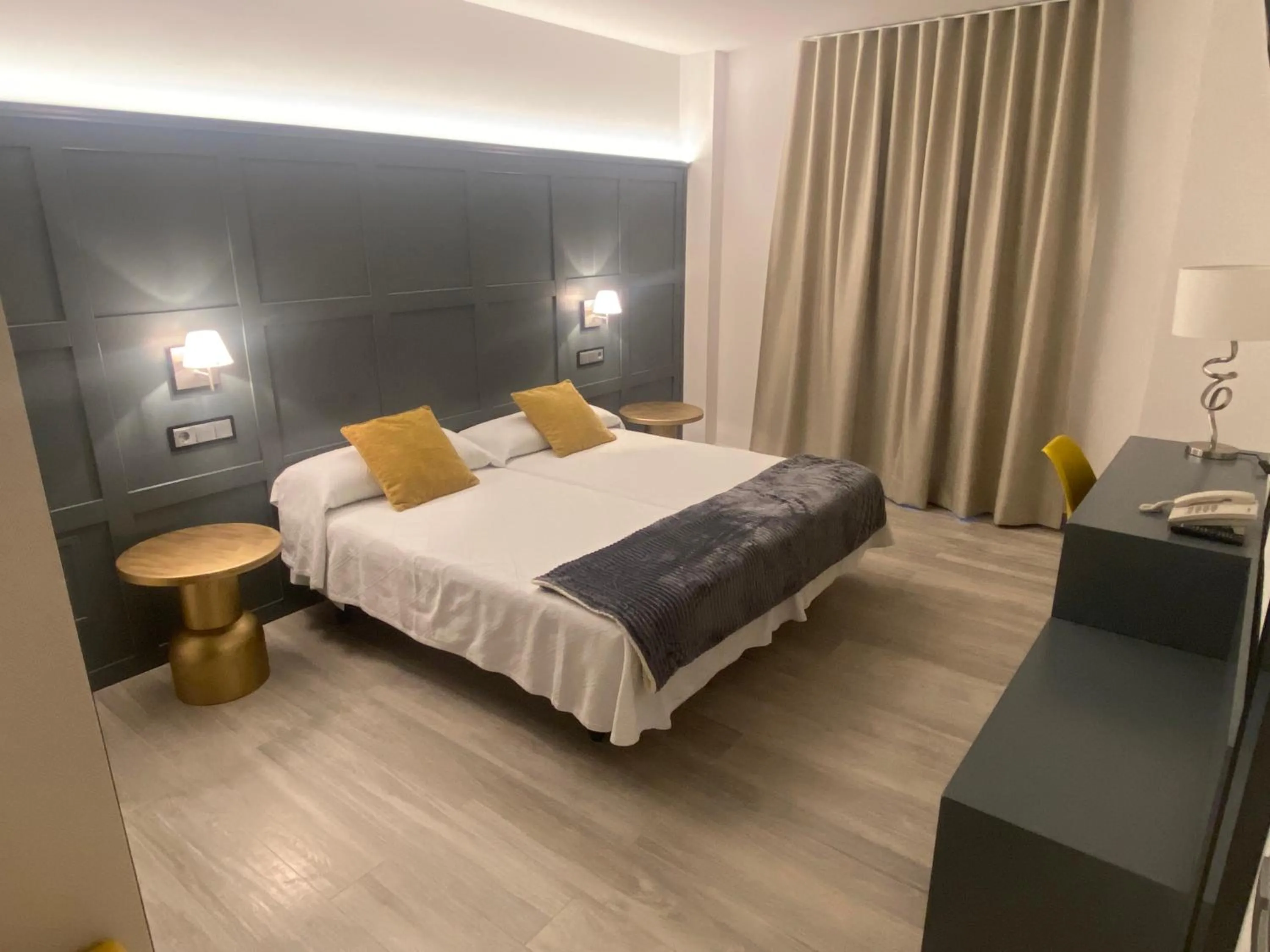 Bed in Hotel Lusitania, Centro Ciudad, Parking Privado