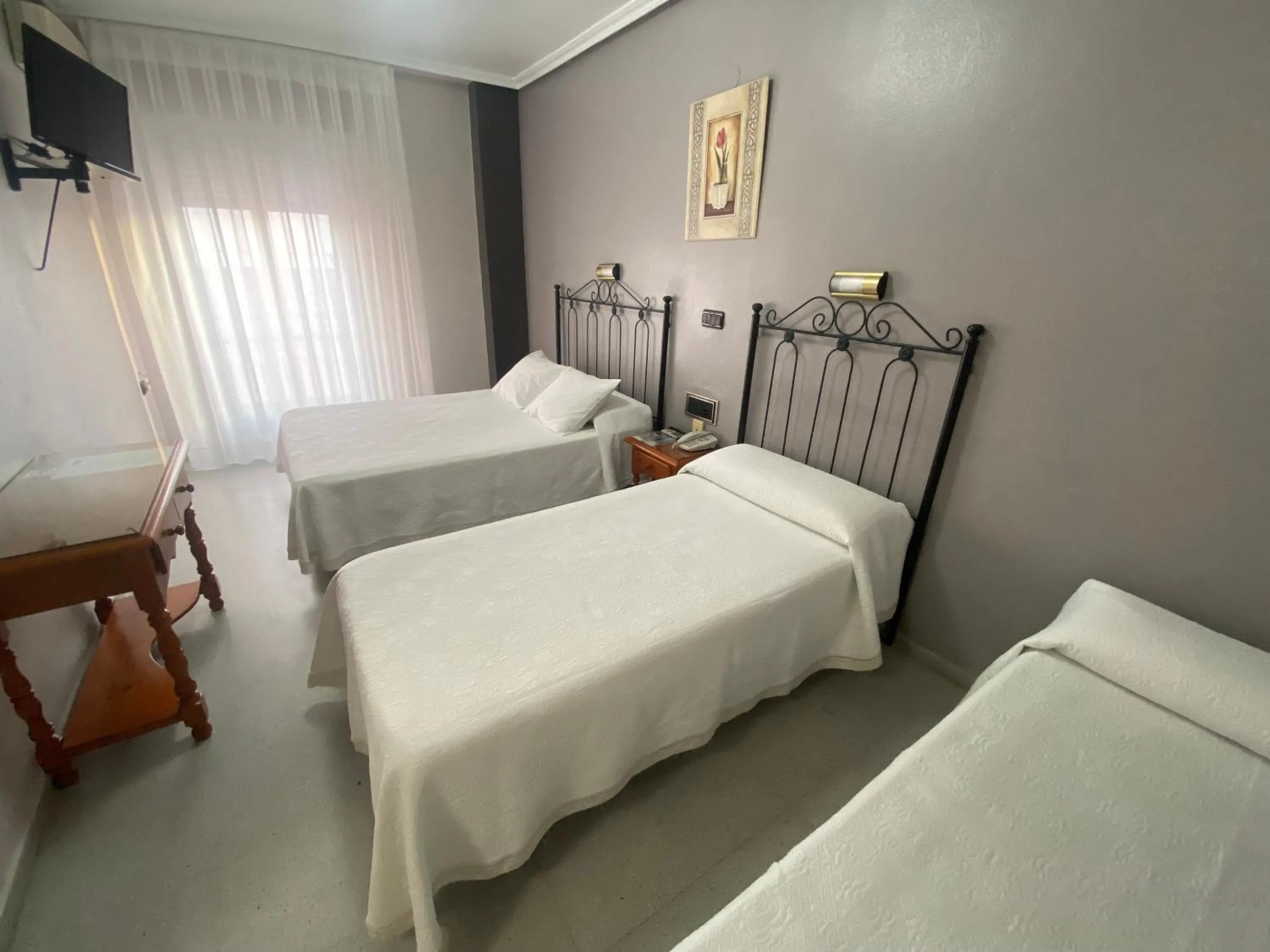 Bed in Hotel Lusitania, Centro Ciudad, Parking Privado