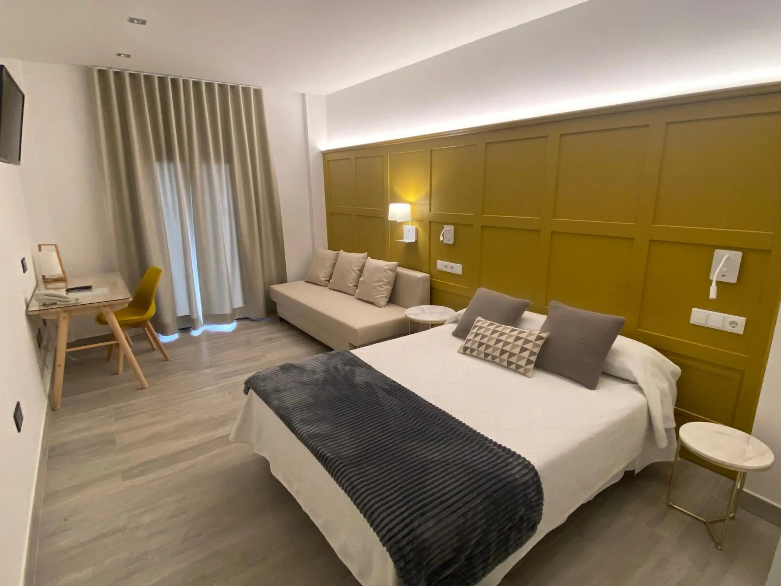 Bed in Hotel Lusitania, Centro Ciudad, Parking Privado