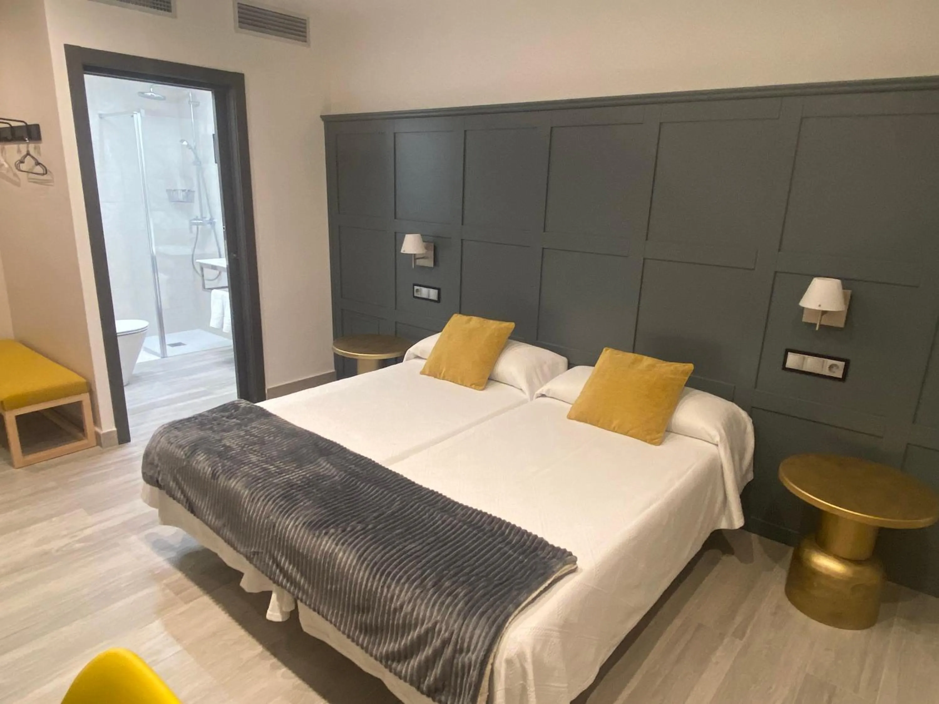 Bed in Hotel Lusitania, Centro Ciudad, Parking Privado