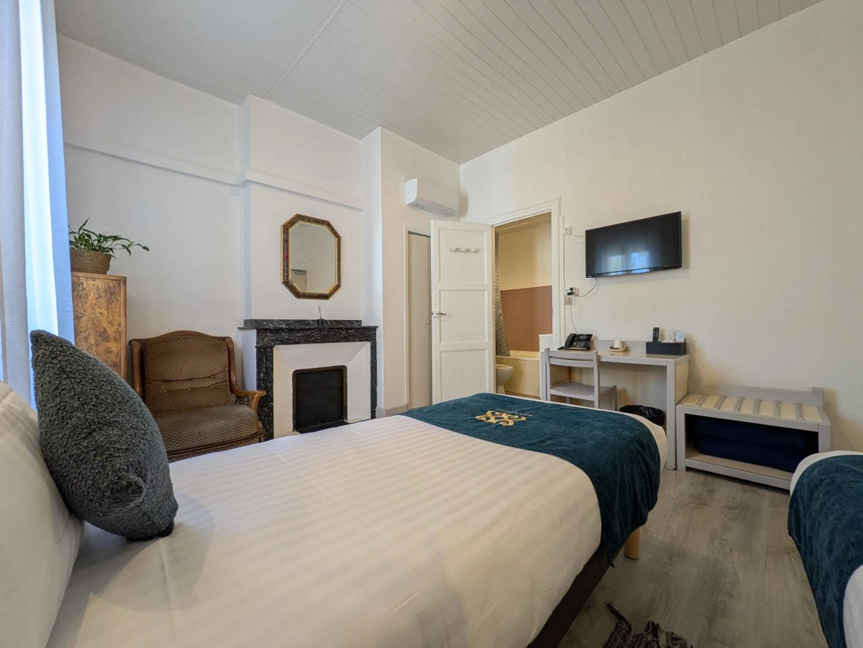 Bathroom, Bed in Will's Hotel