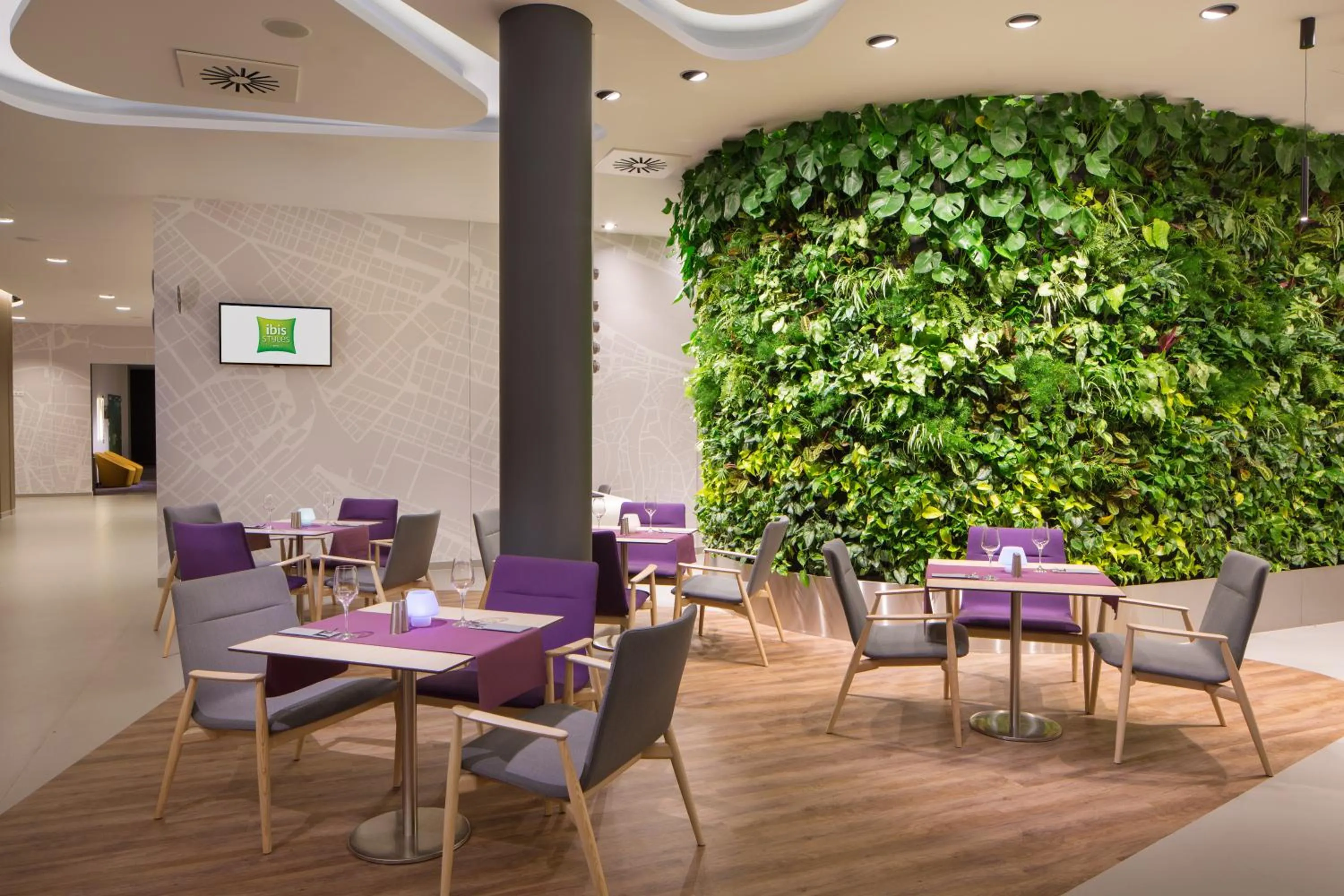 Lounge or bar in ibis Styles Budapest Airport