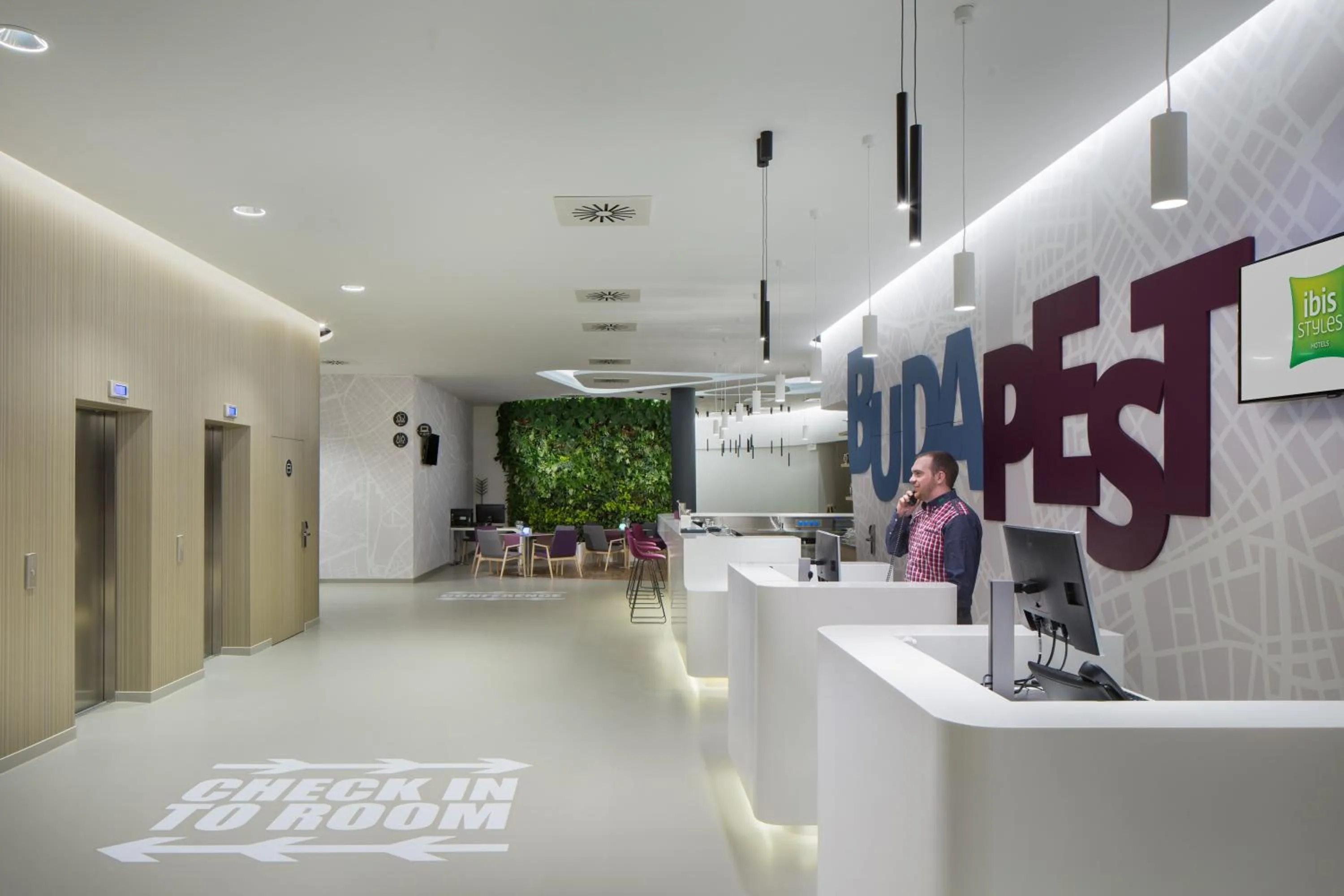 Lobby or reception in ibis Styles Budapest Airport