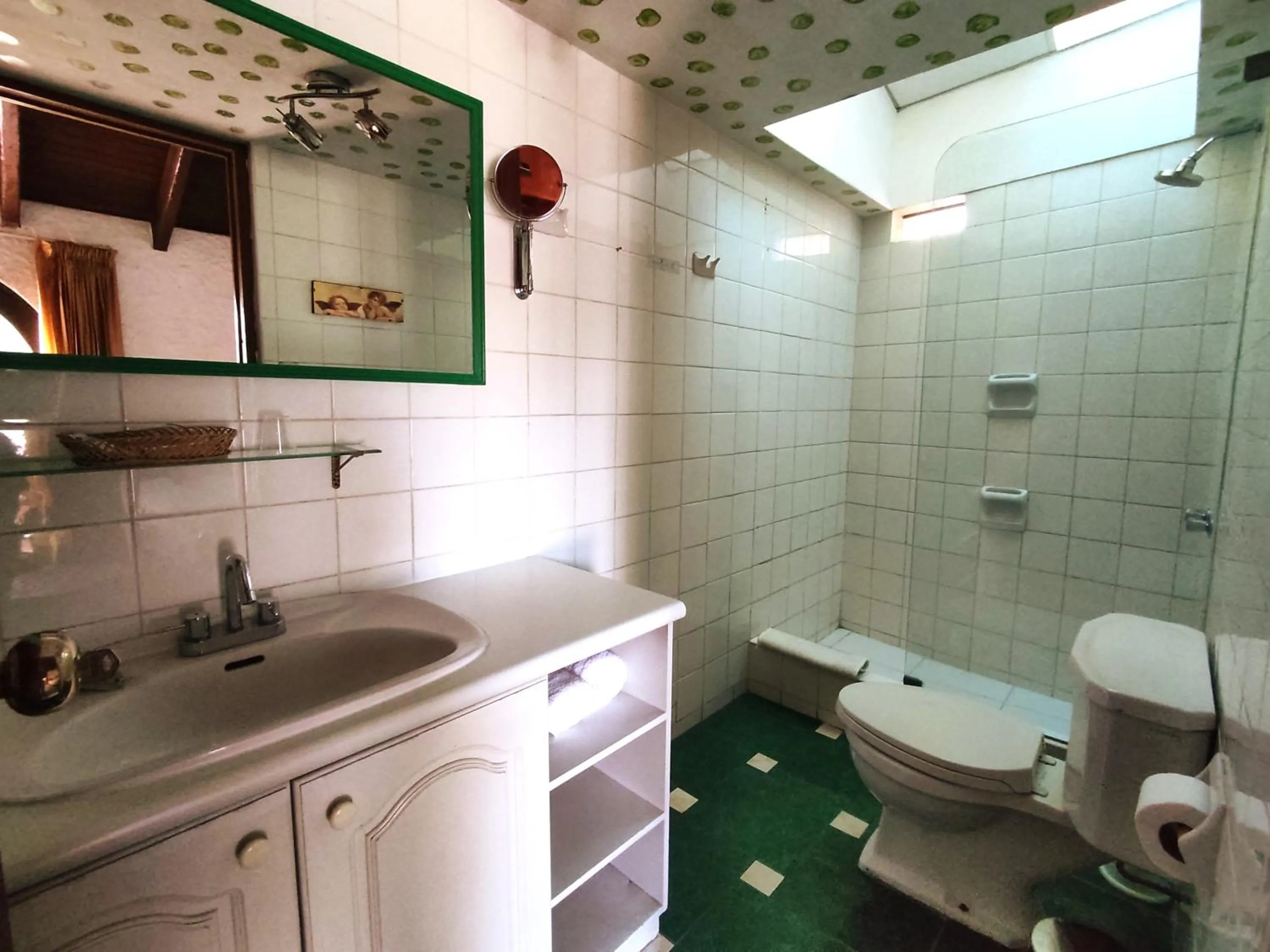 Shower in Hotel La Casa de Tin tin