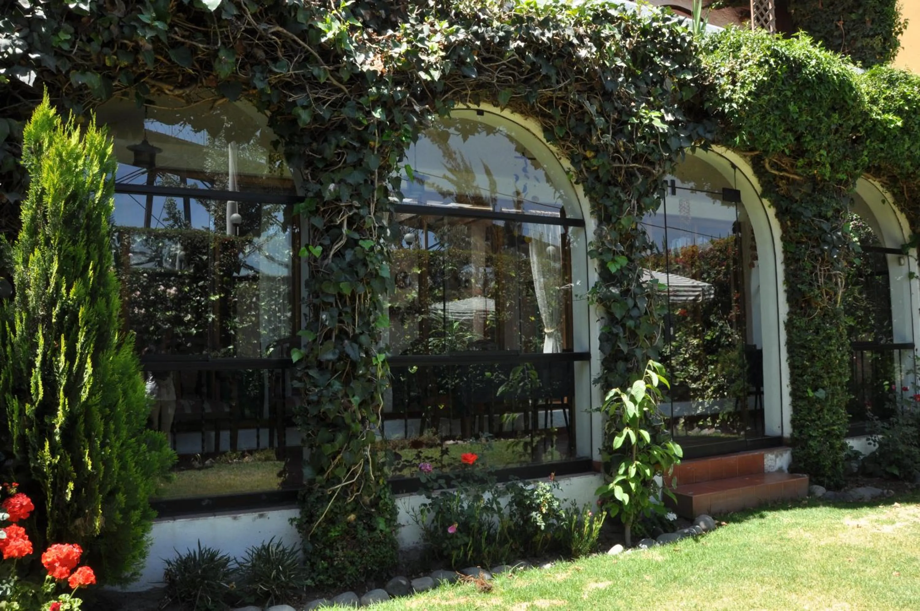 Property building in Hotel La Casa de Tin tin