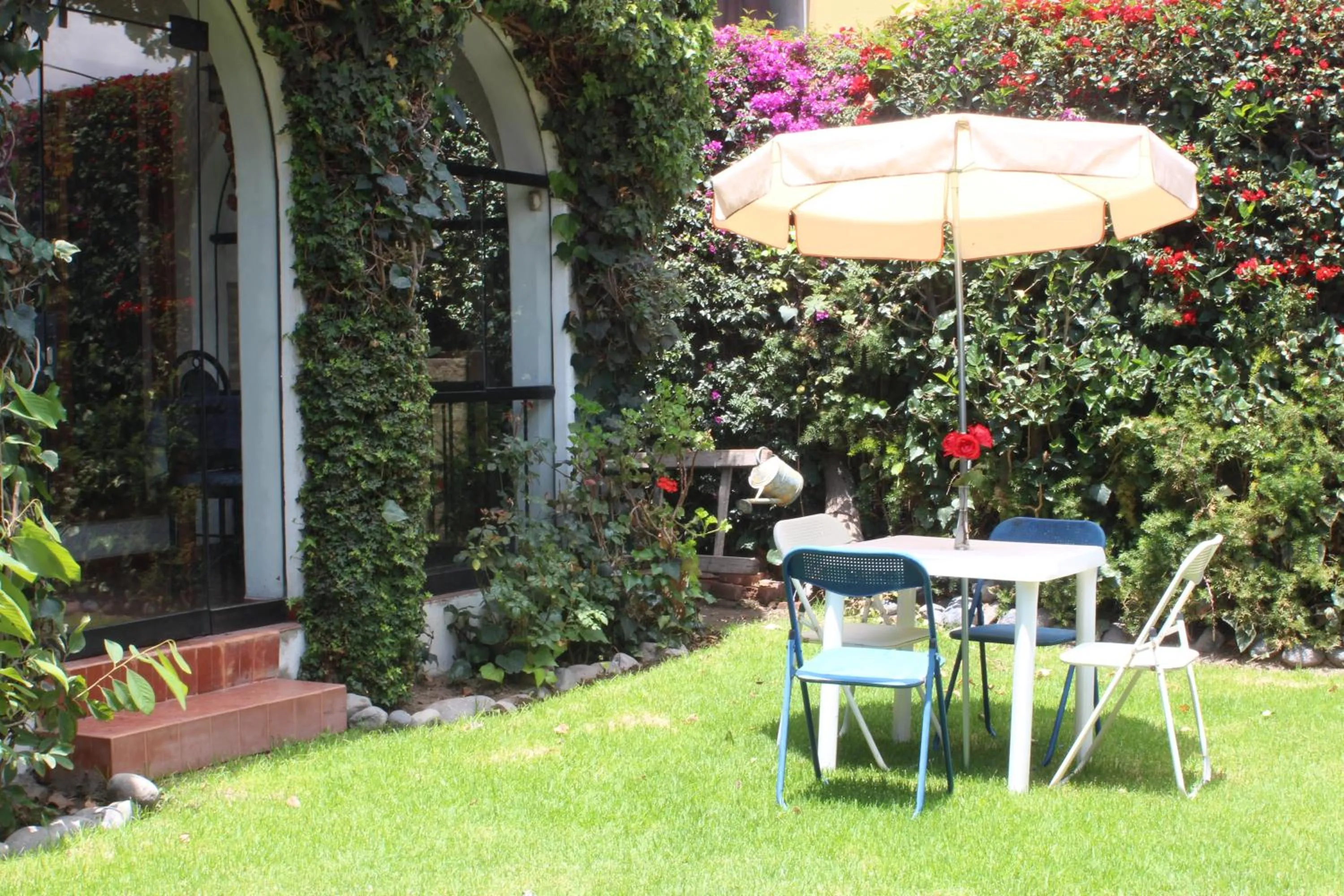 Property building in Hotel La Casa de Tin tin