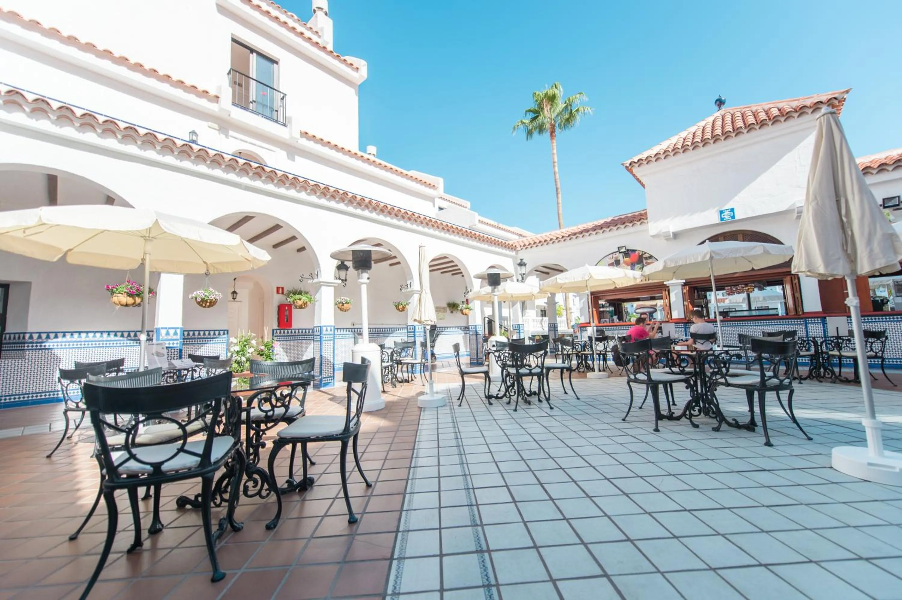 Swimming pool in Ona Beverly Hills Heights