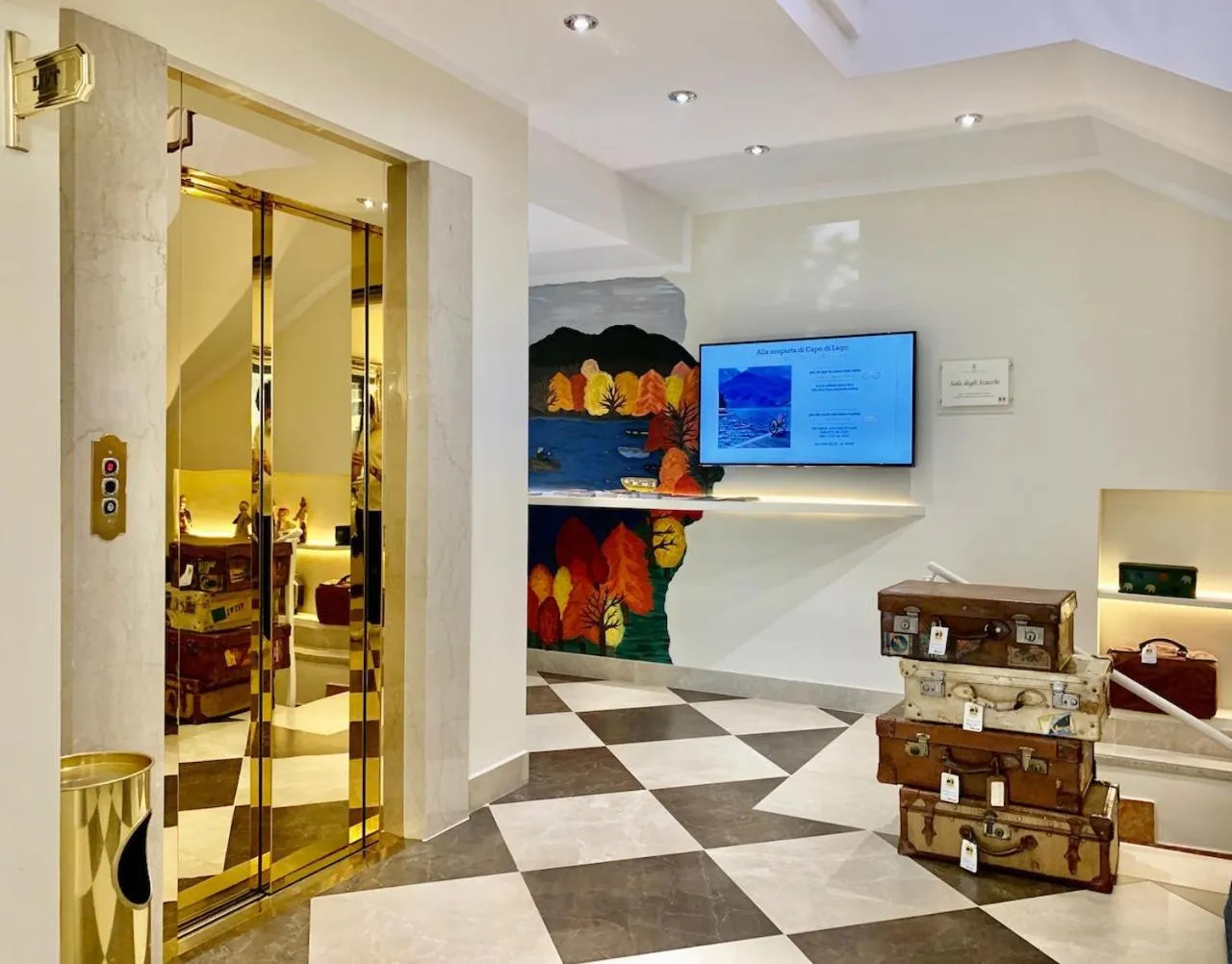 Communal lounge/ TV room in Hotel Brescia