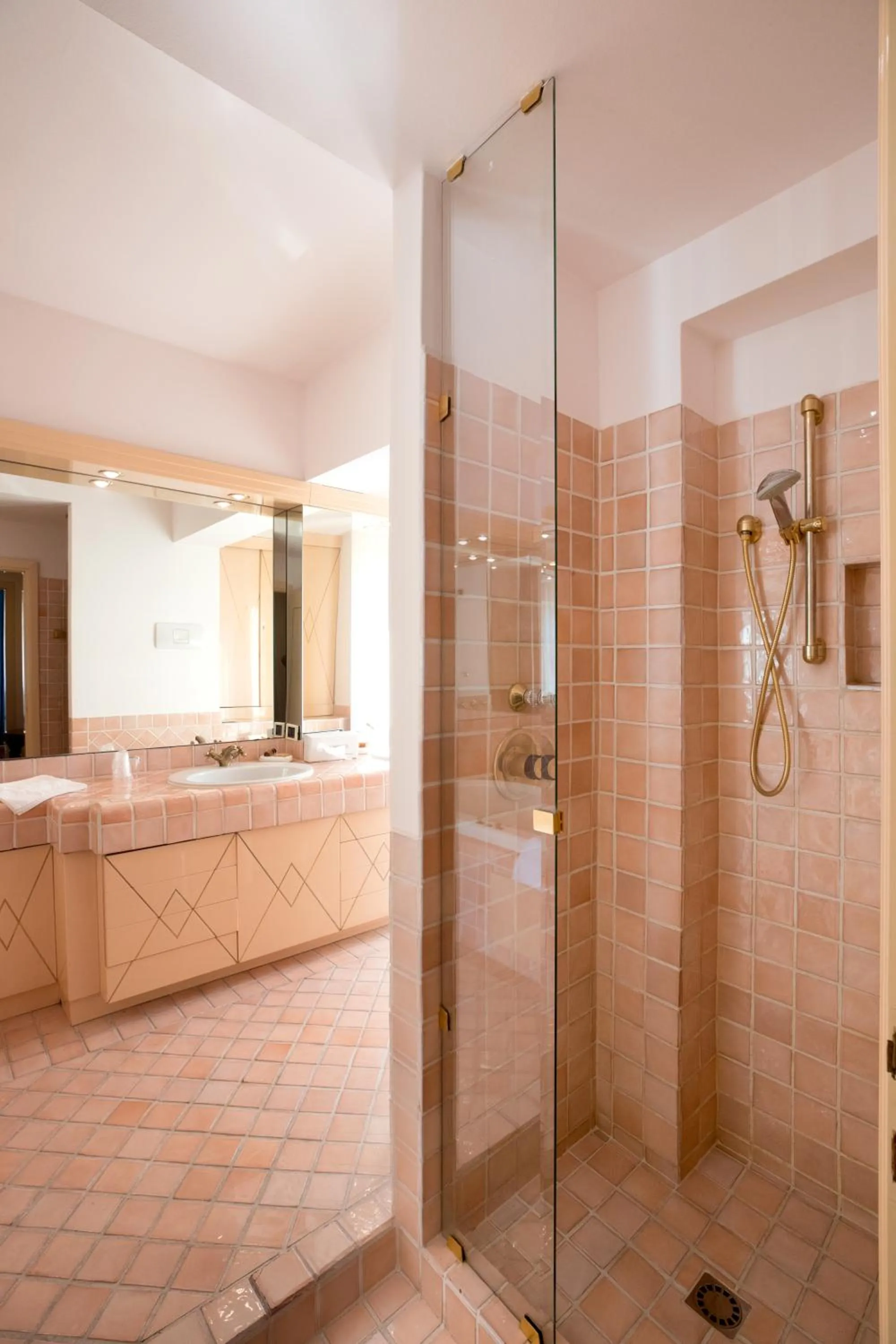 Shower in Hotel Brescia