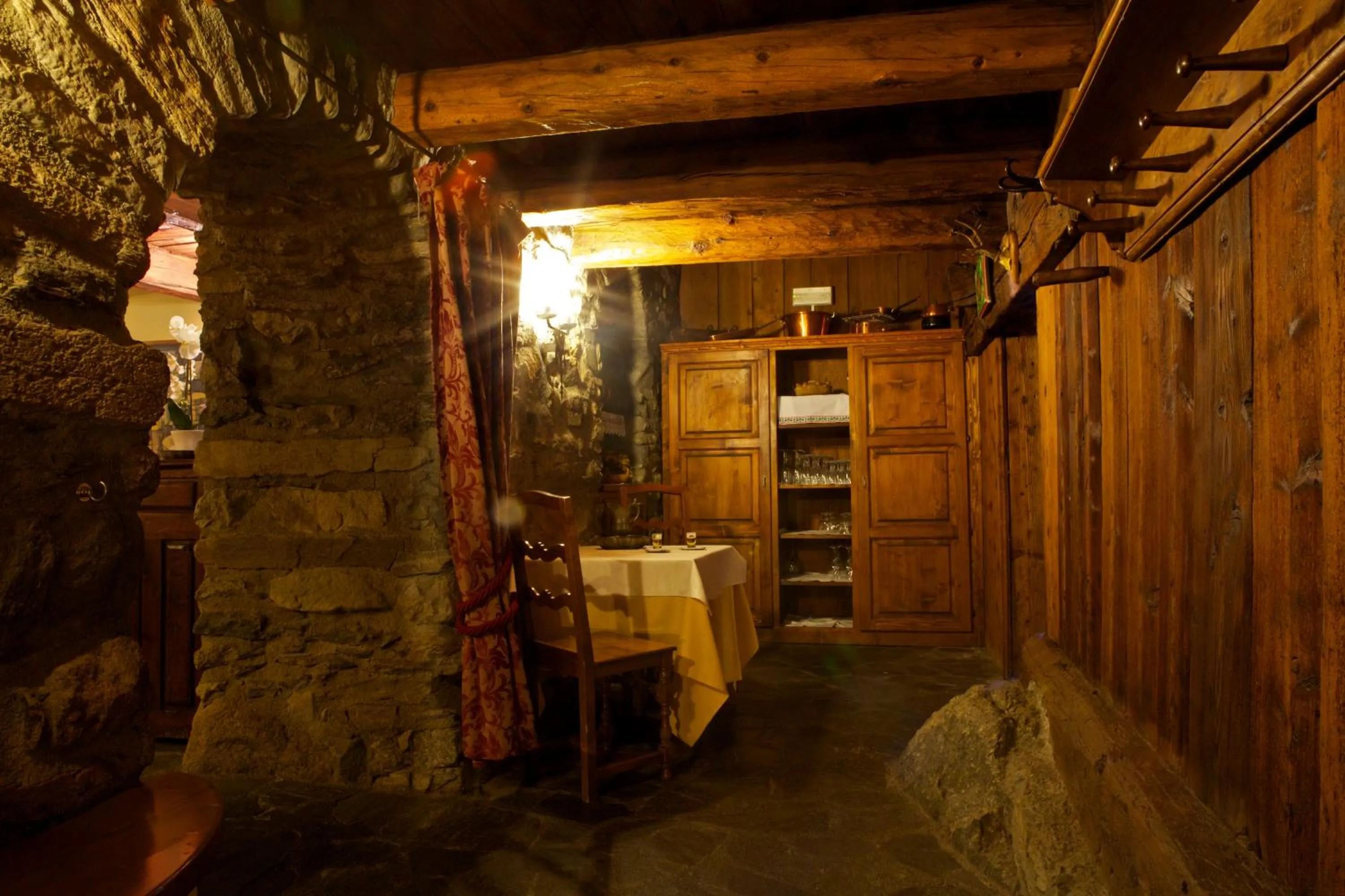 Restaurant/places to eat in Hotel Dolonne