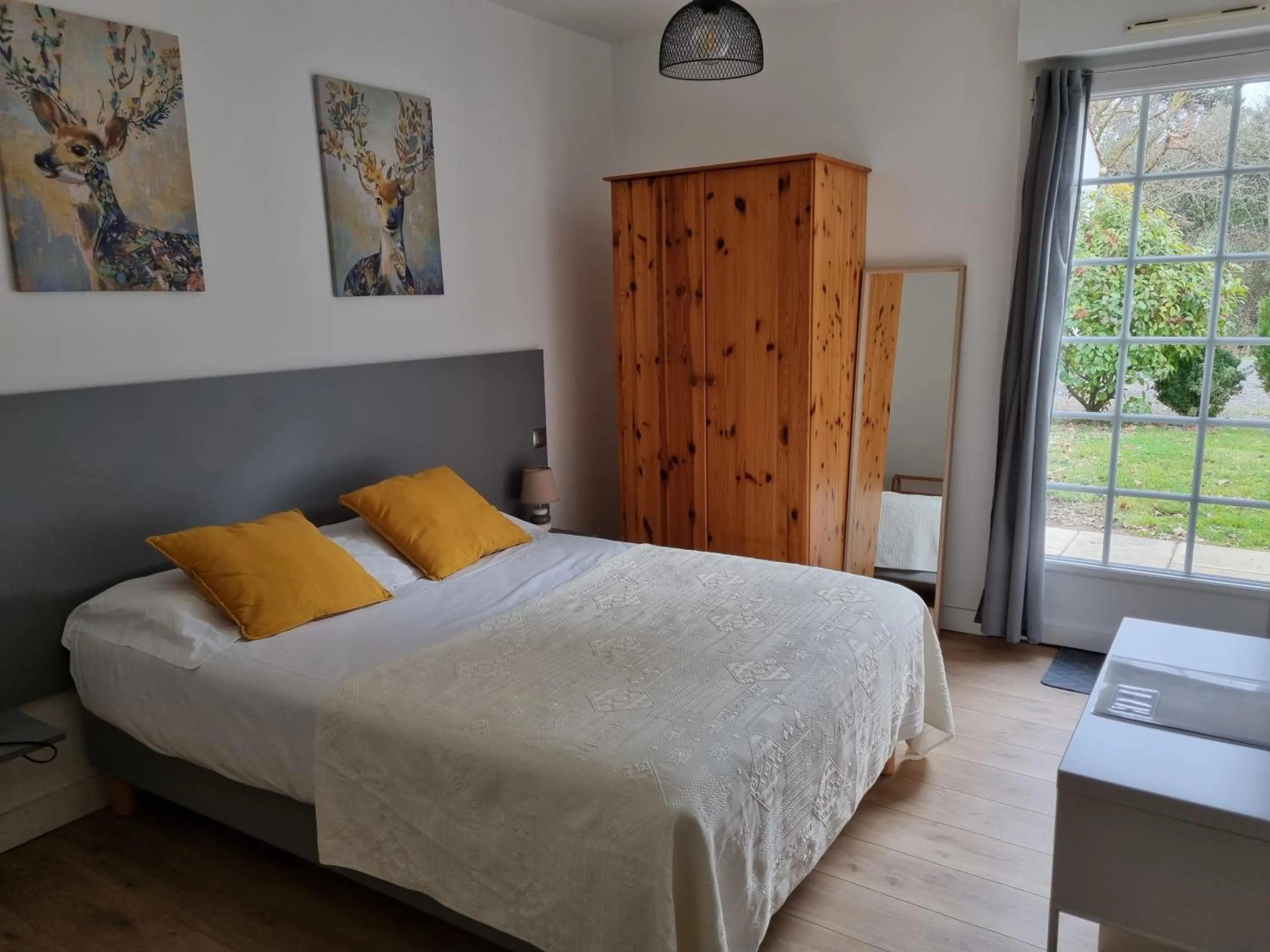 Bed in Hotel Aux Rochers de l'Ocean