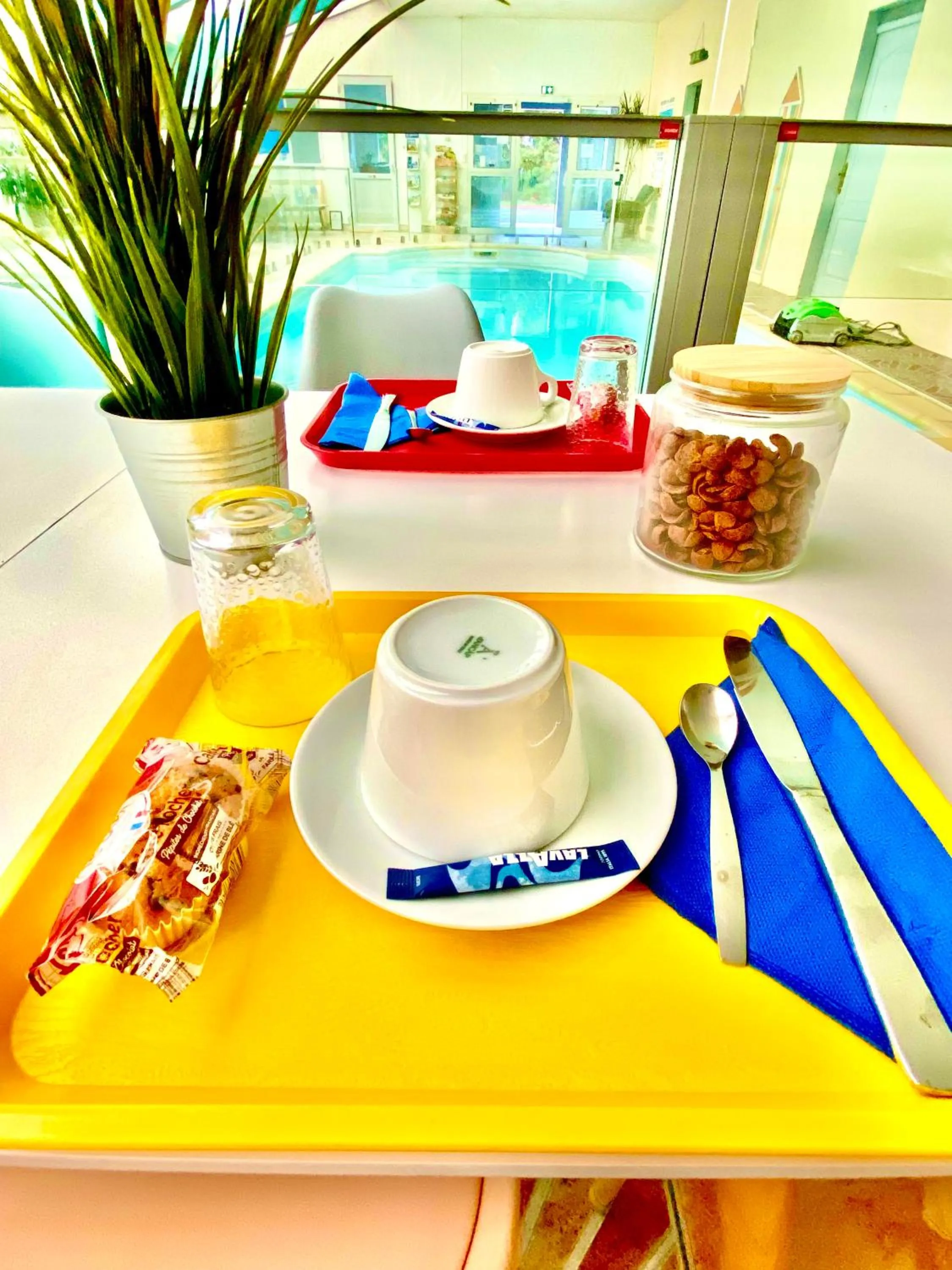 Food and drinks in Hotel Aux Rochers de l'Ocean