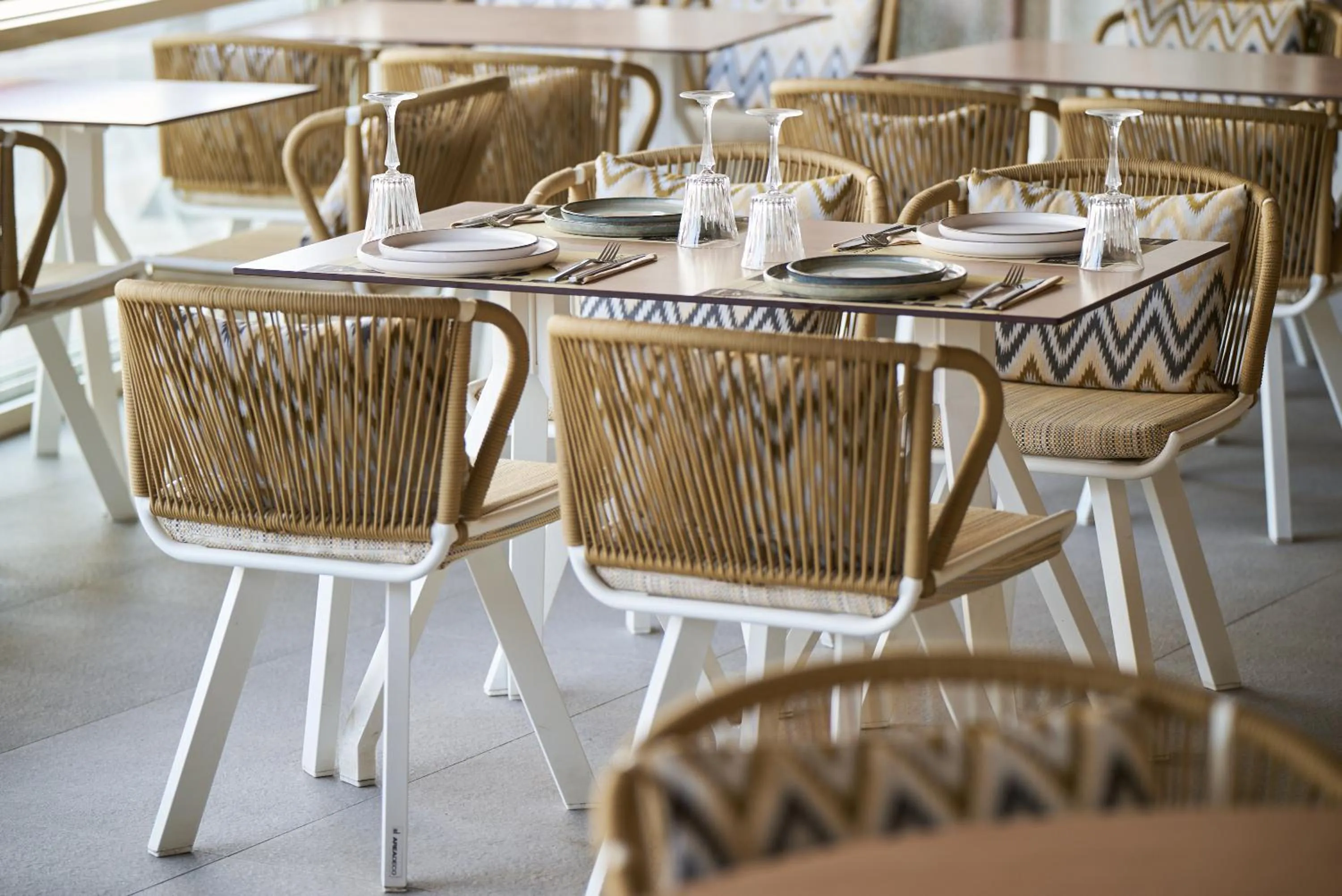 Restaurant/places to eat in Acropolis Apartments