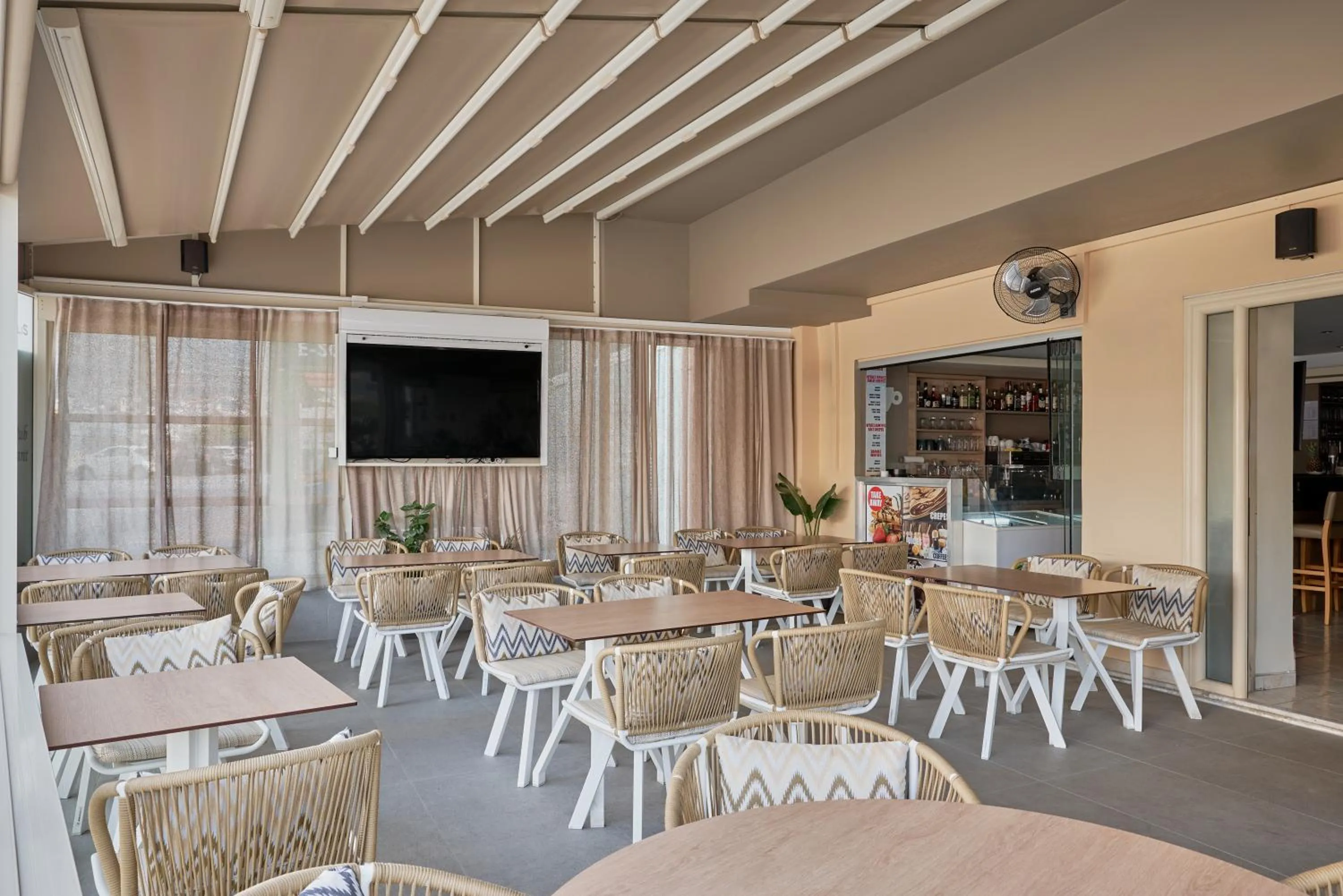 Restaurant/places to eat in Acropolis Apartments