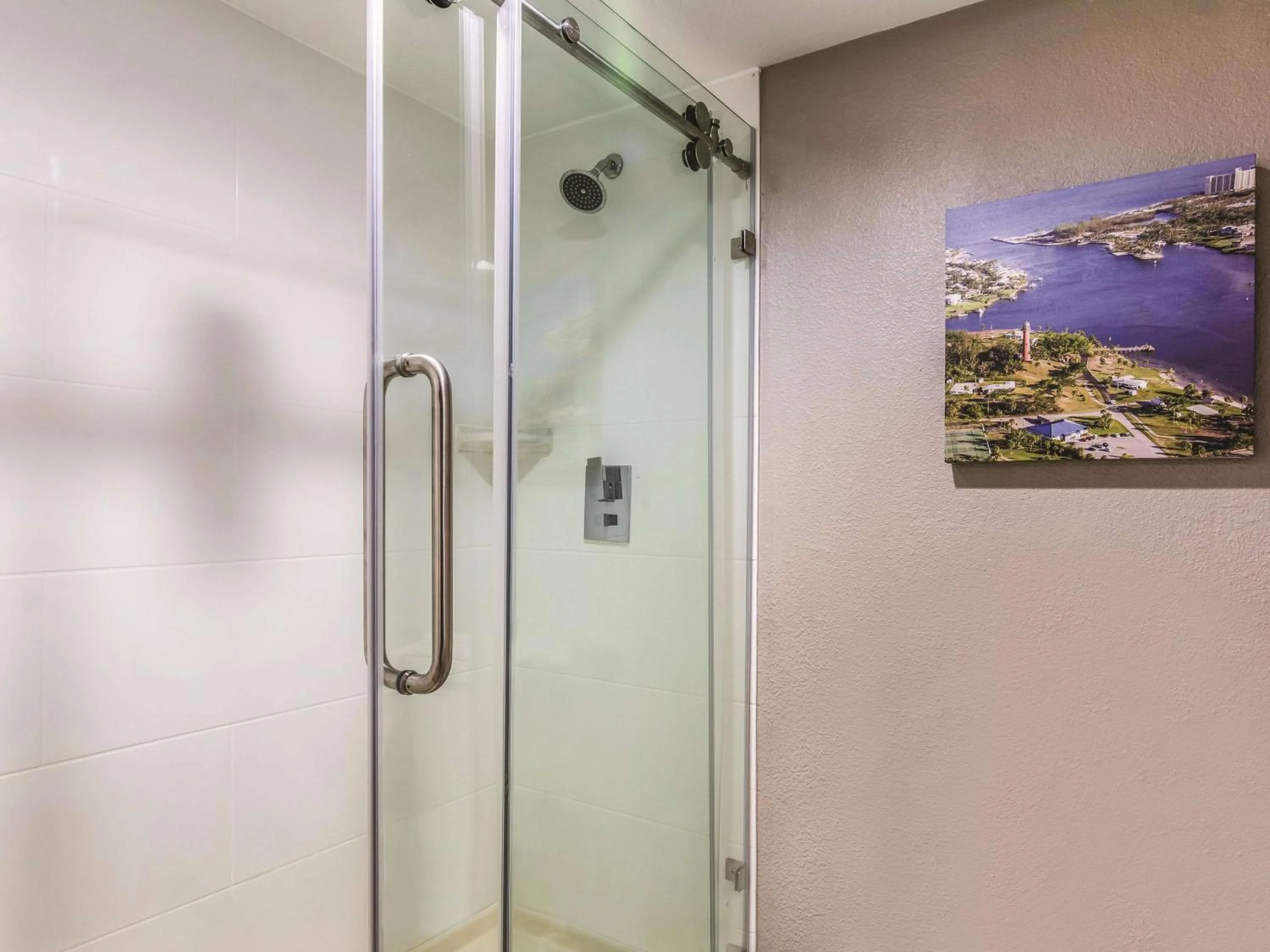 TV and multimedia in La Quinta Inn by Wyndham Jupiter