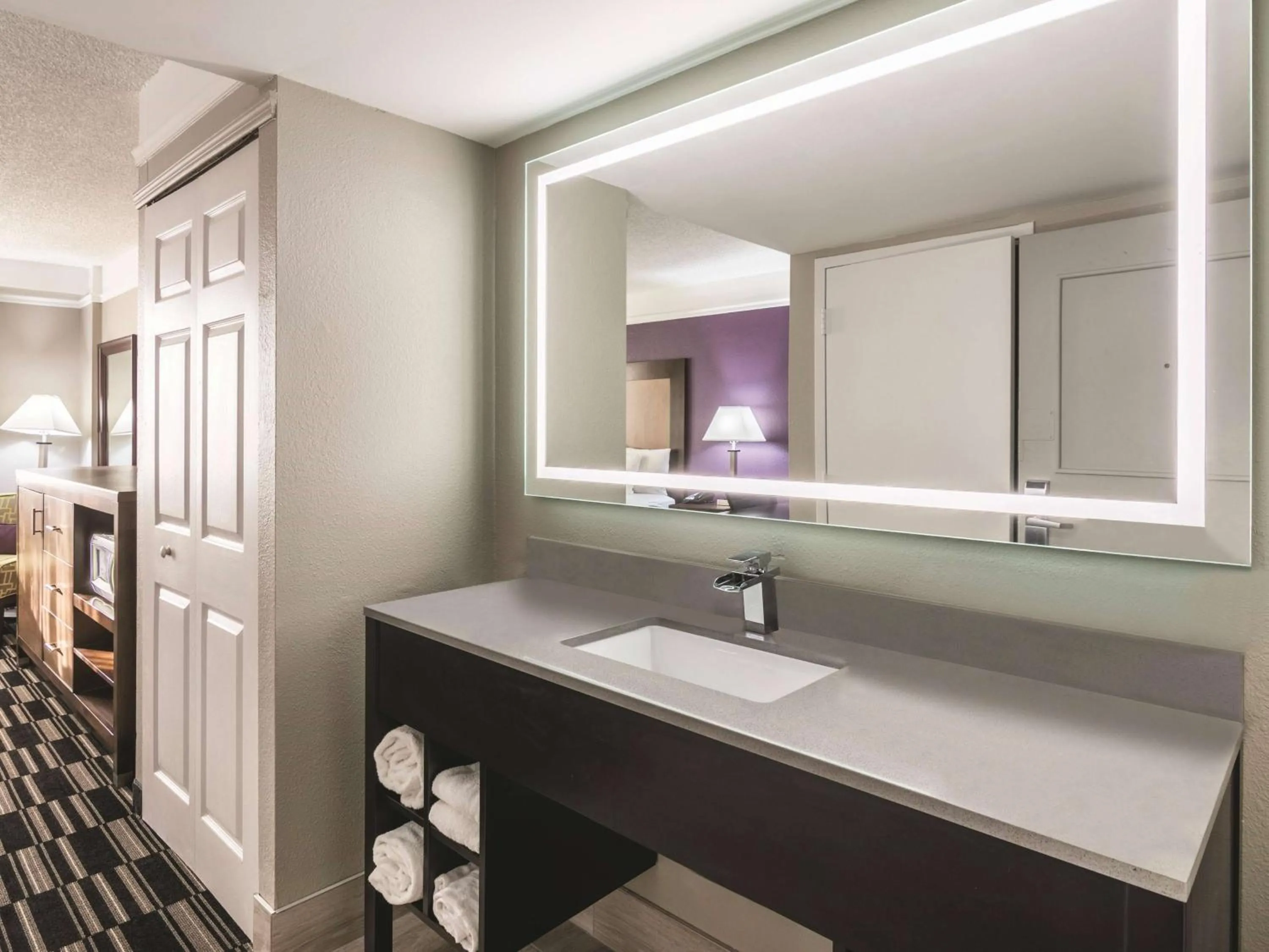 TV and multimedia in La Quinta Inn by Wyndham Jupiter