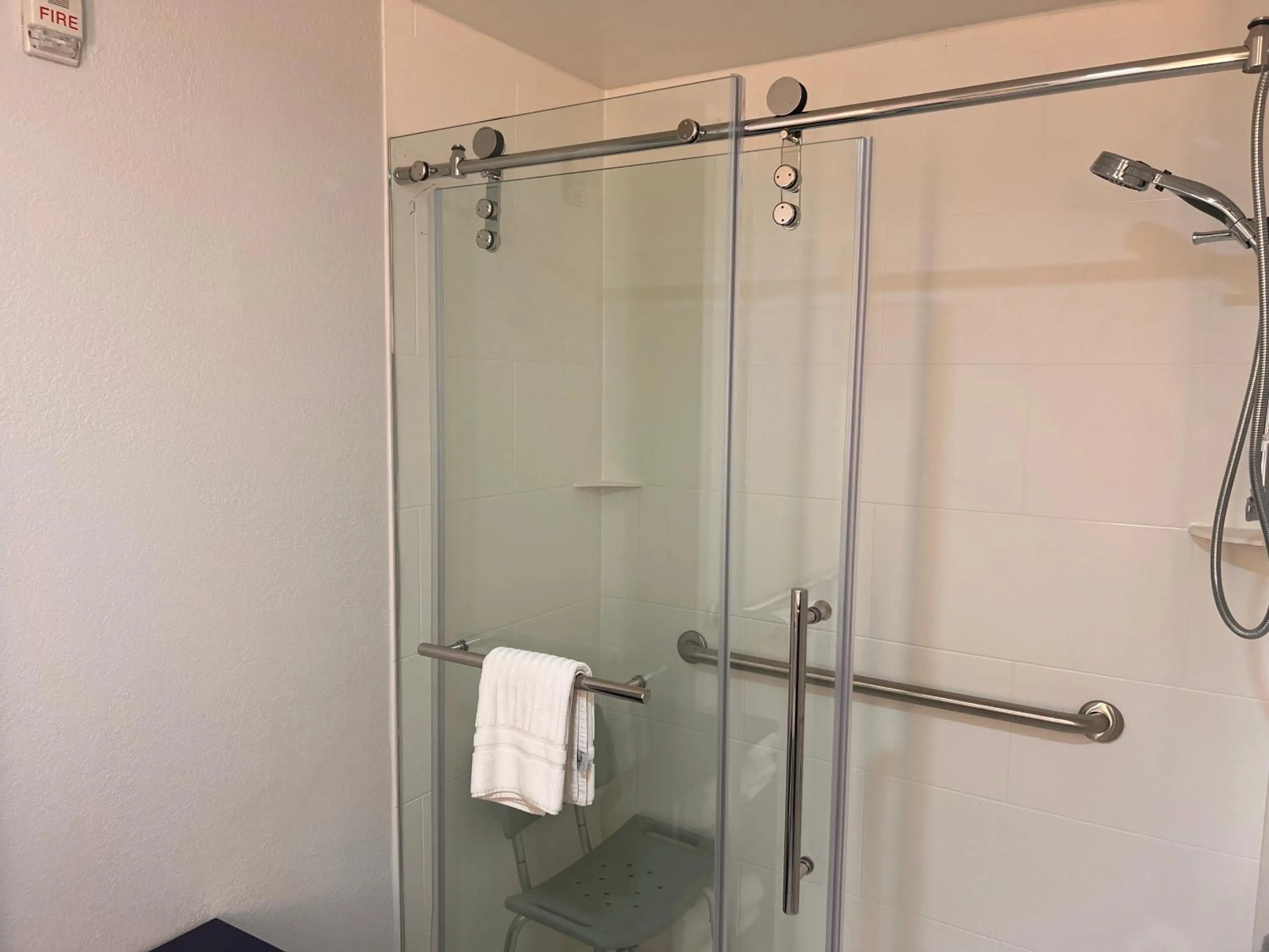 Shower in Comfort Suites Louisville Airport