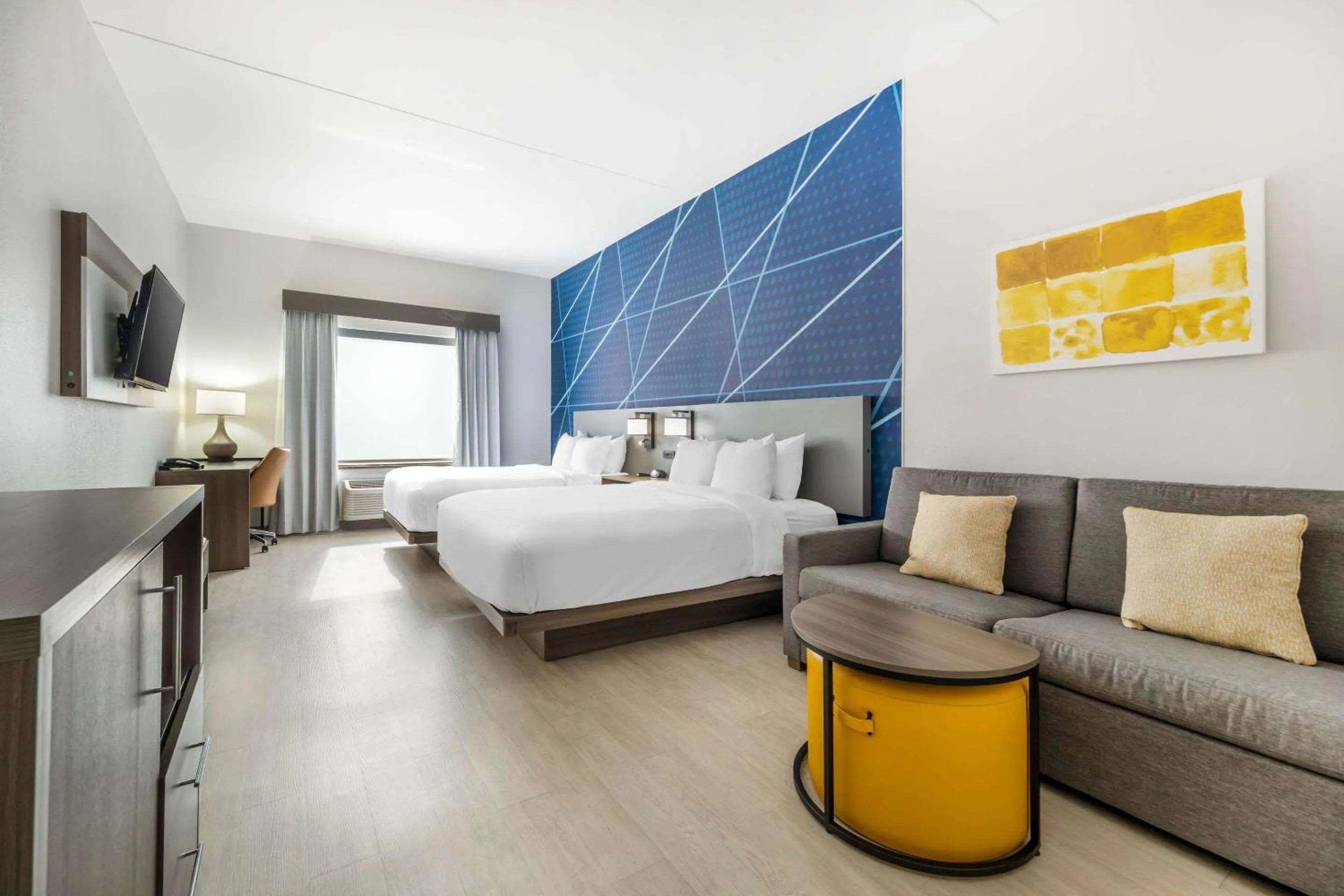 Bedroom, Bed in Comfort Suites Louisville Airport