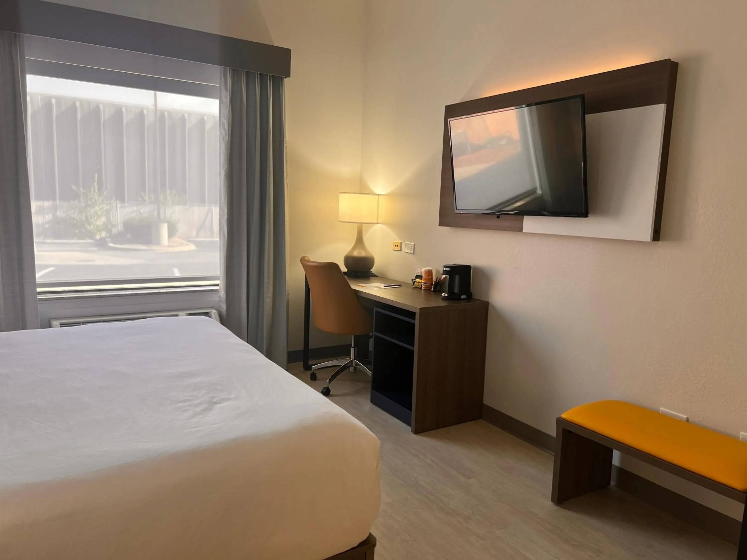 Bedroom, Bed in Comfort Suites Louisville Airport