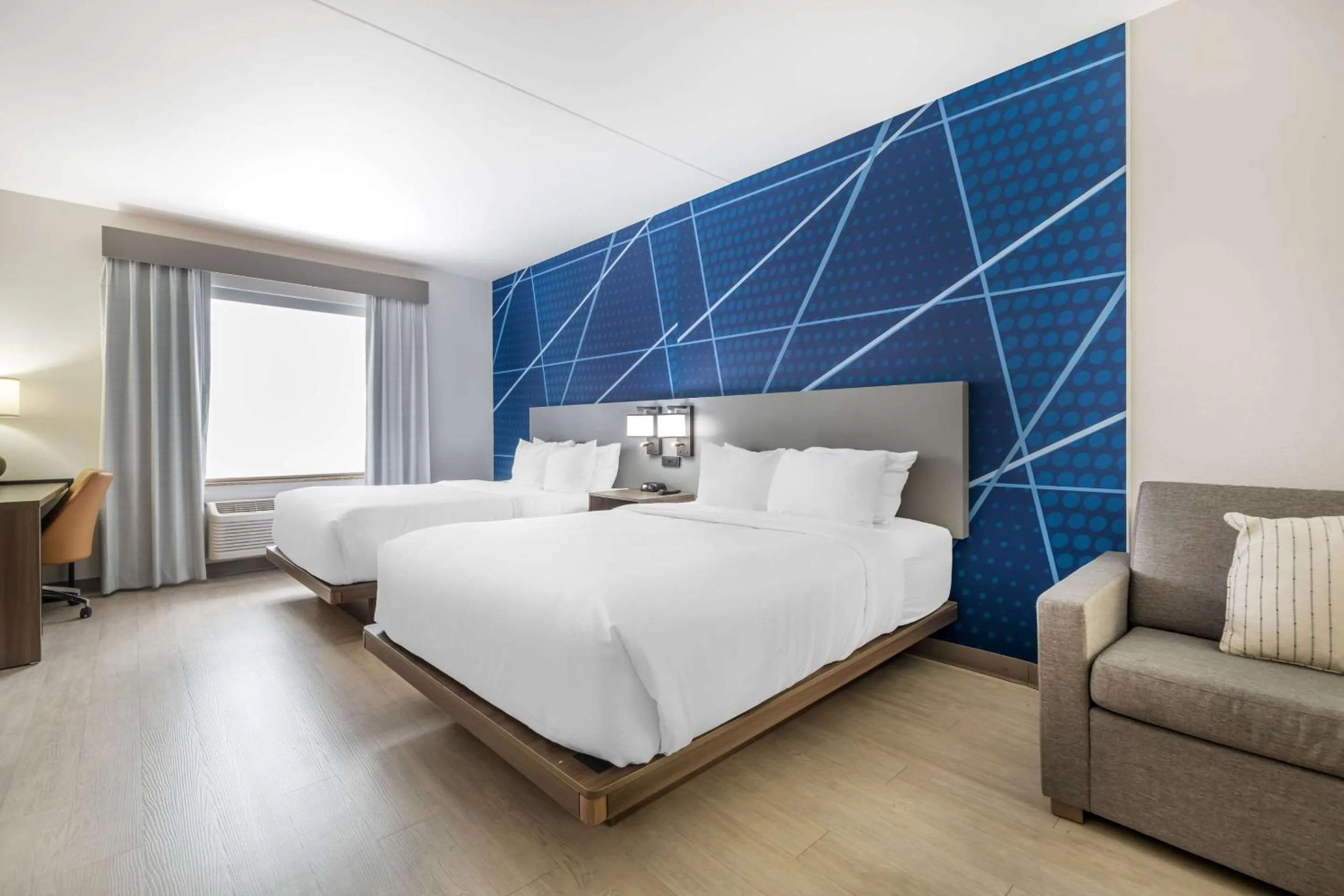 Bedroom, Bed in Comfort Suites Louisville Airport