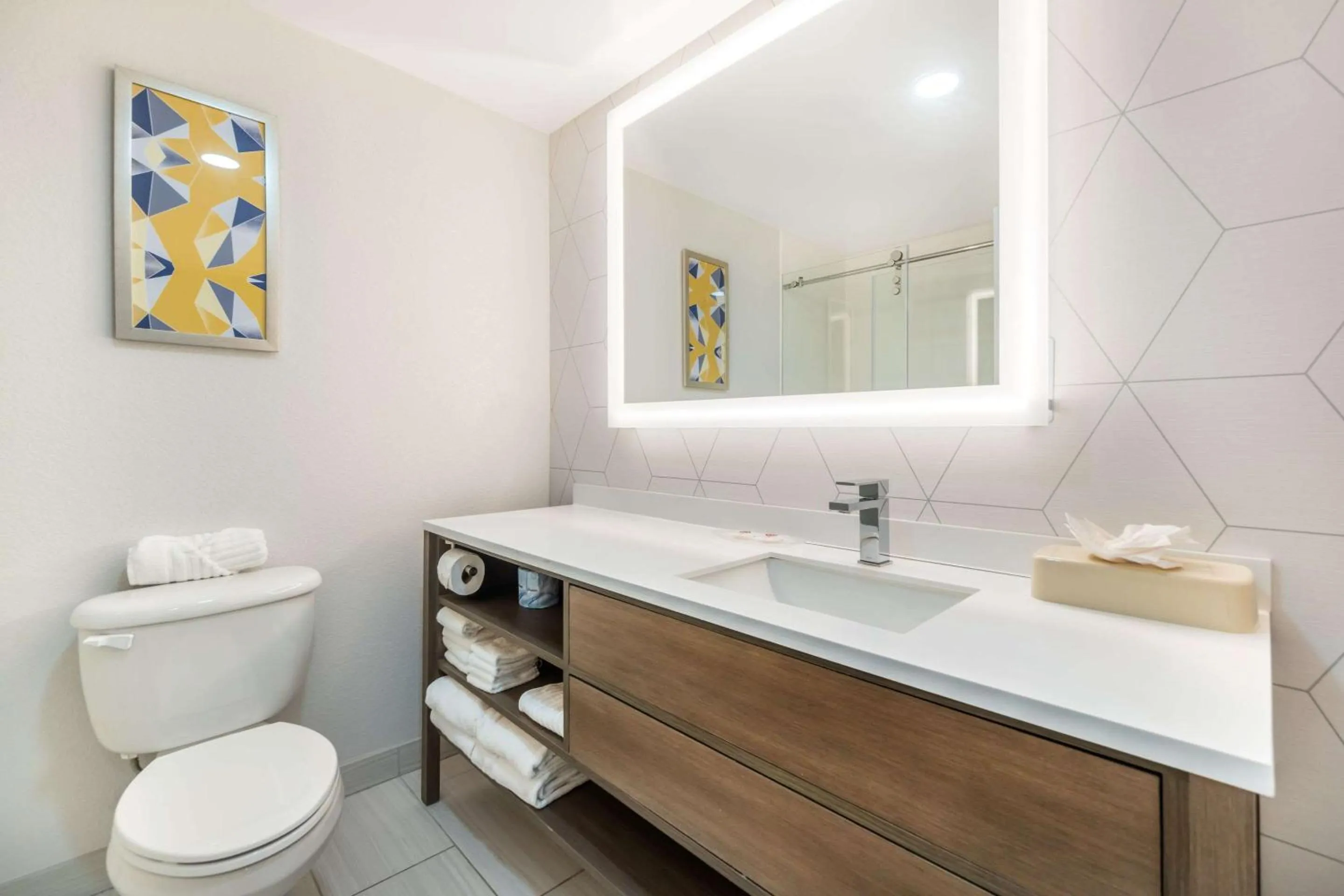 Bedroom in Comfort Suites Louisville Airport