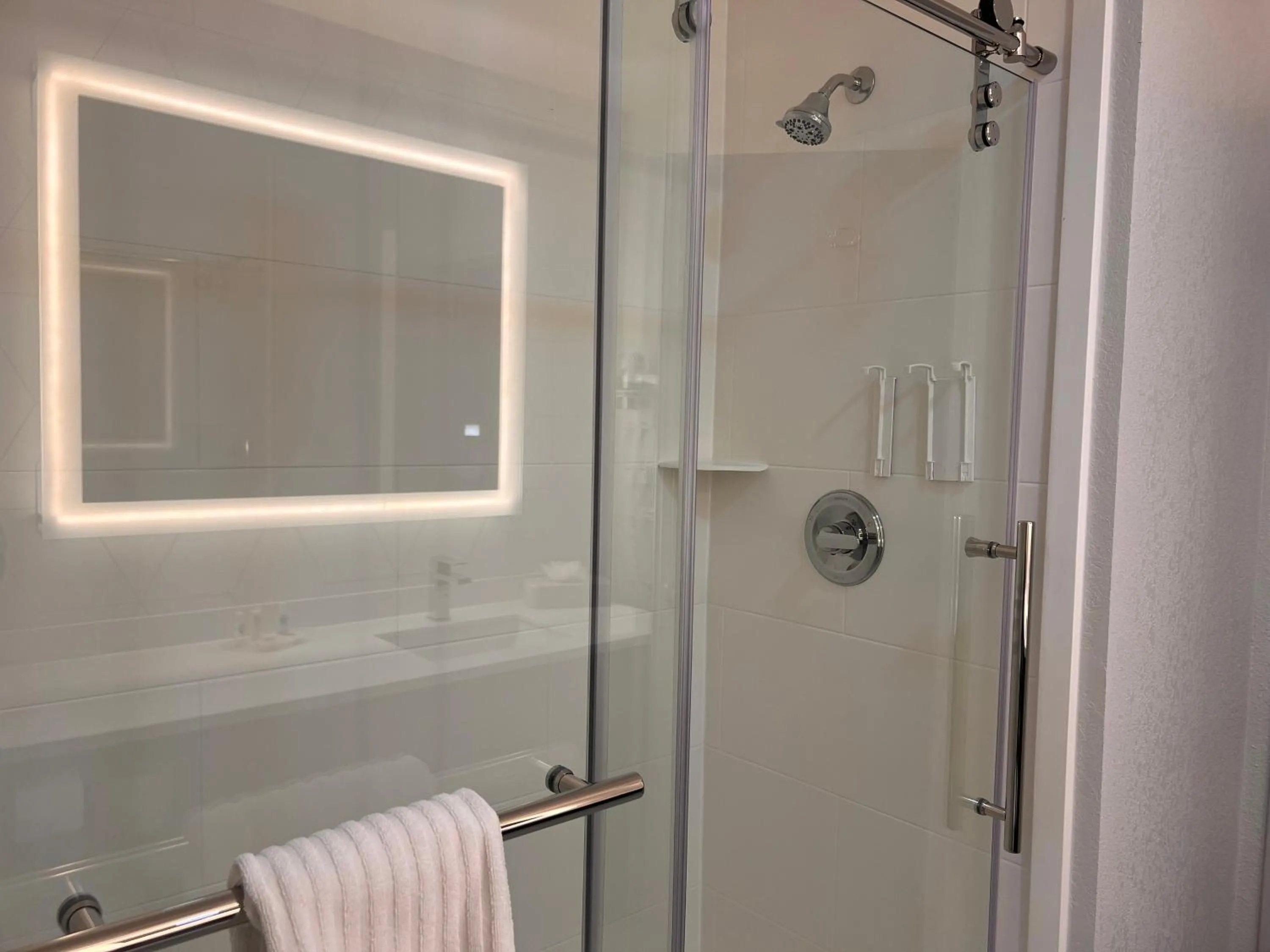 Bathroom in Comfort Suites Louisville Airport