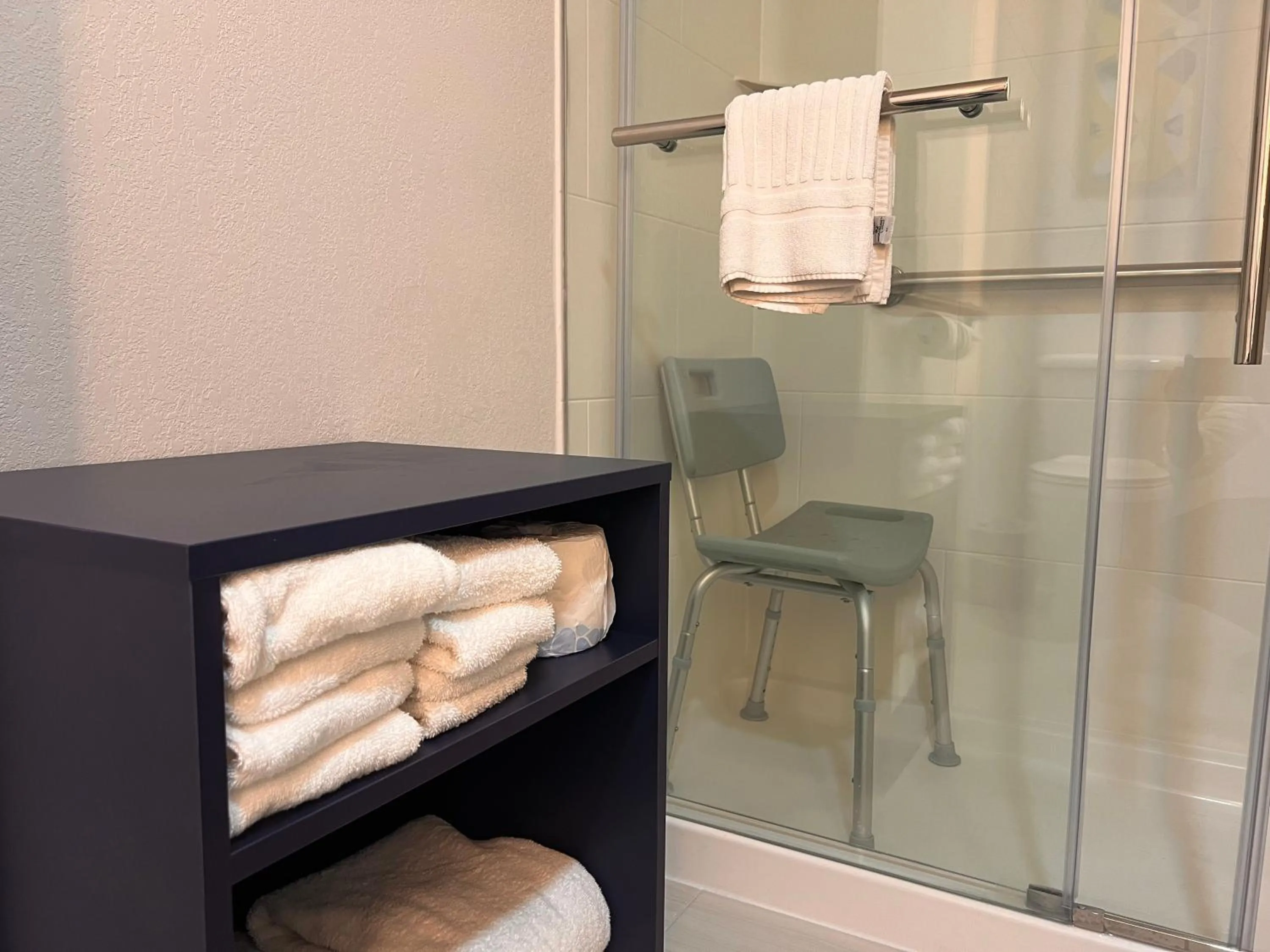 Bathroom in Comfort Suites Louisville Airport