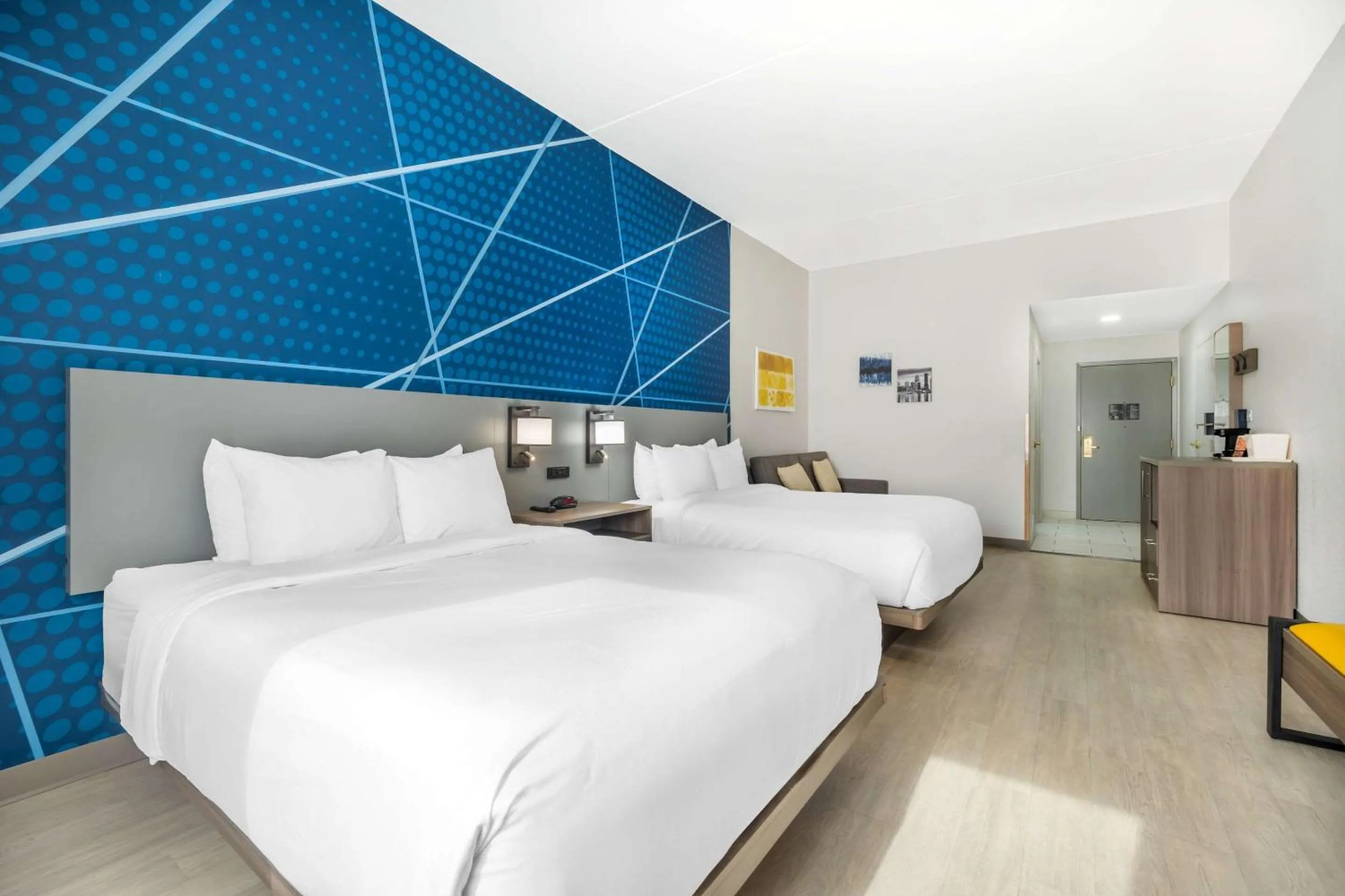 Bedroom, Bed in Comfort Suites Louisville Airport