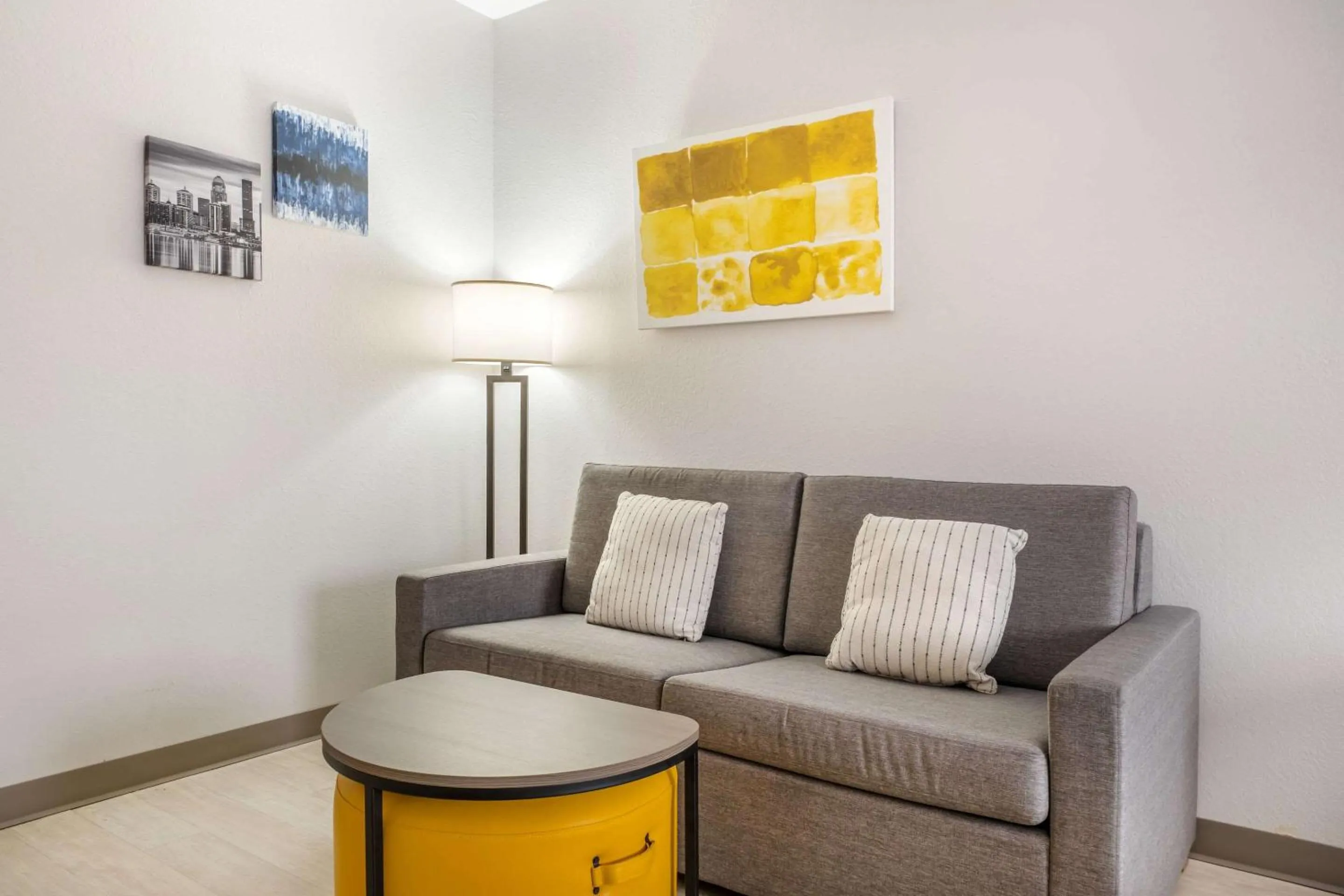 Bedroom in Comfort Suites Louisville Airport