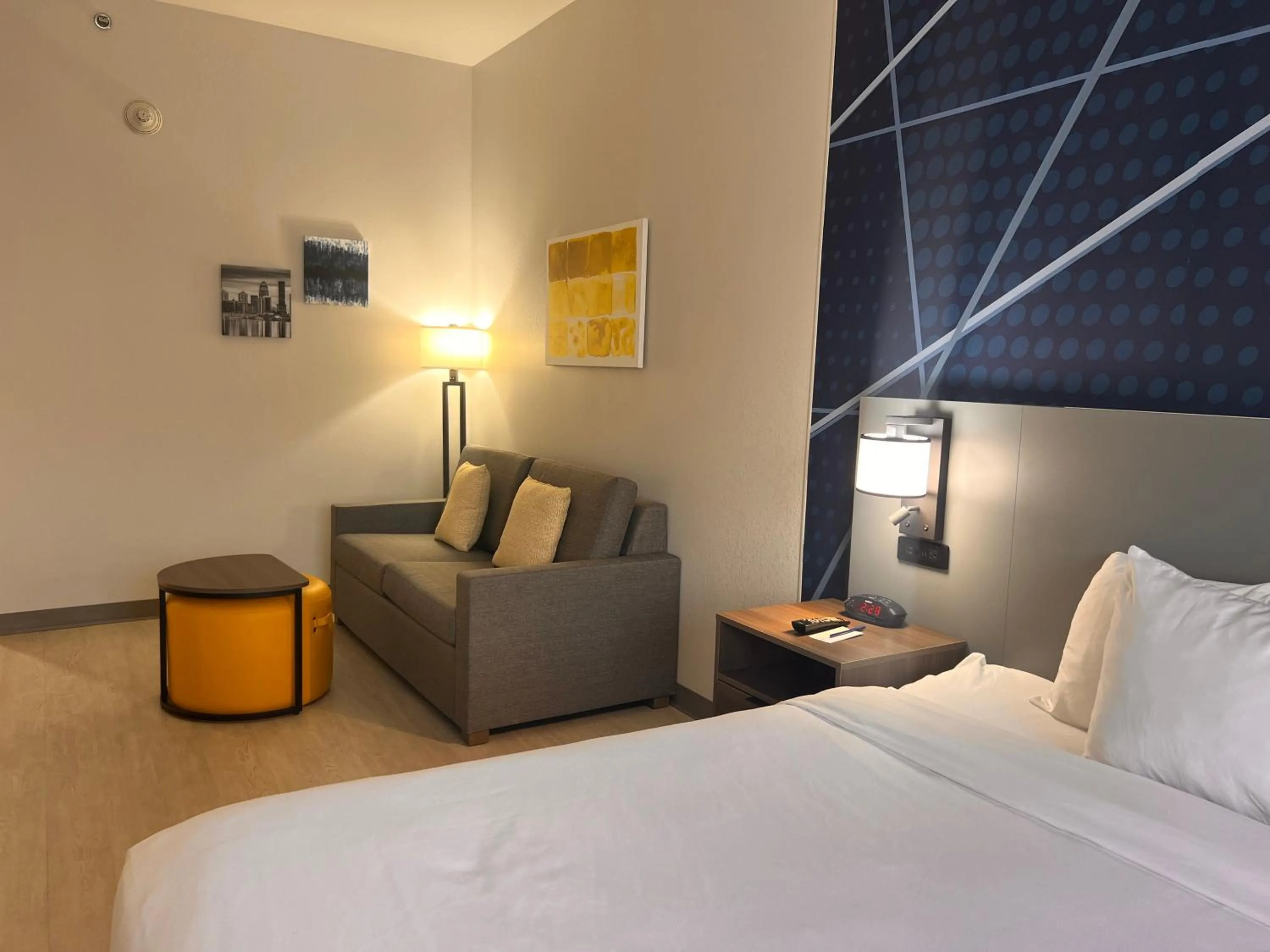 Bedroom, Bed in Comfort Suites Louisville Airport