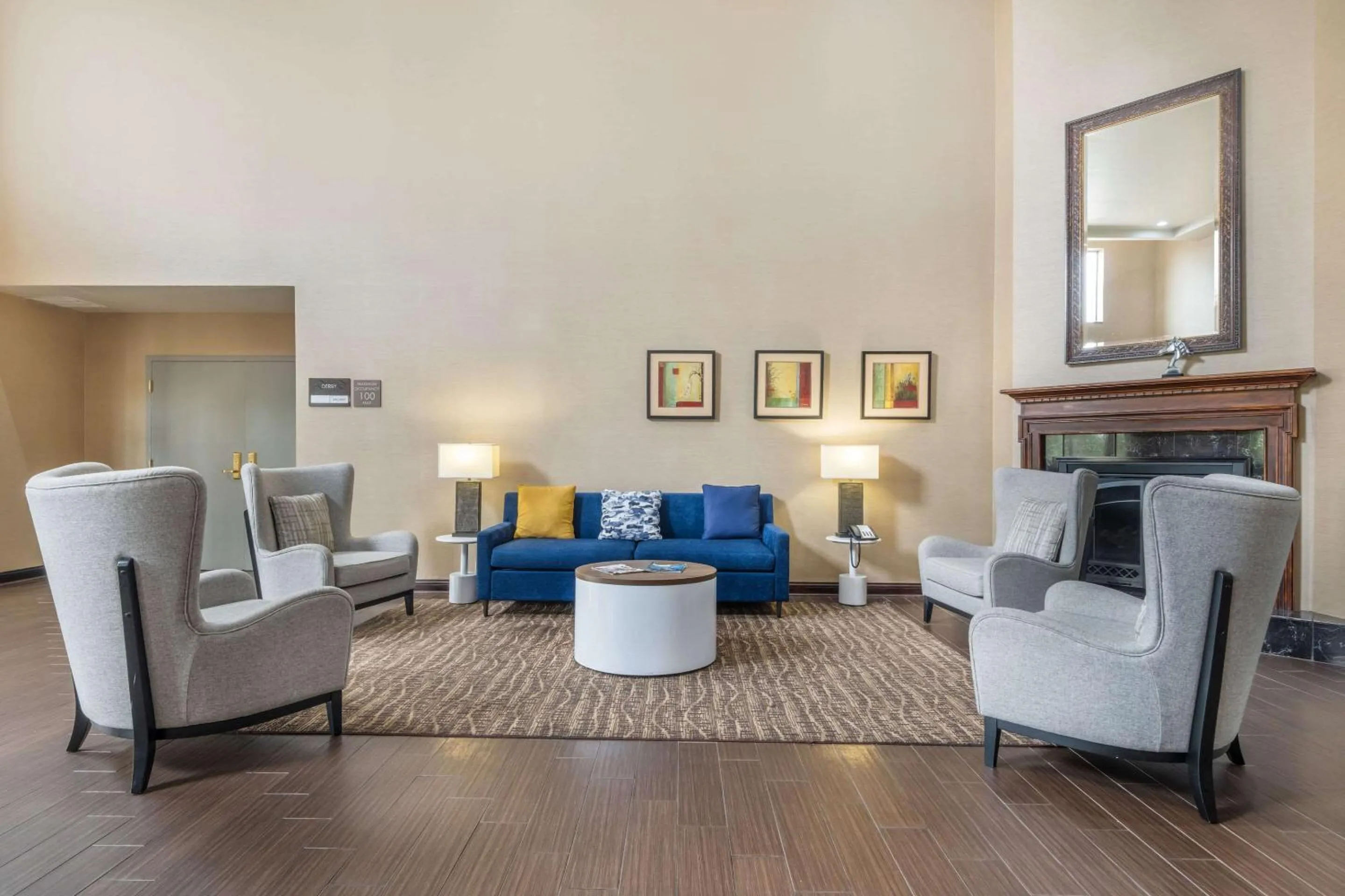 Lobby or reception in Comfort Suites Louisville Airport