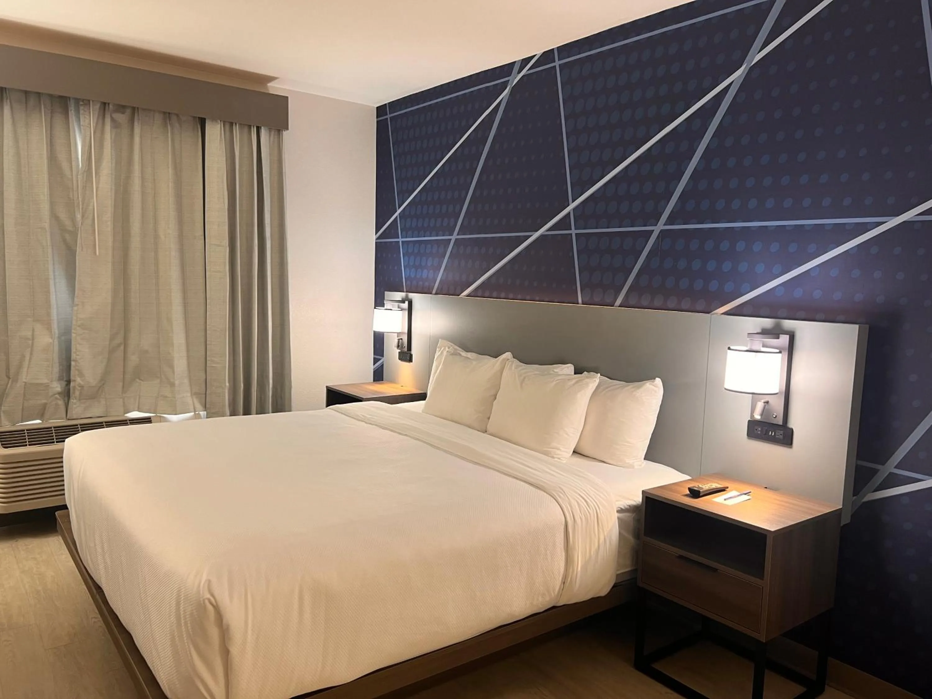 Bed in Comfort Suites Louisville Airport