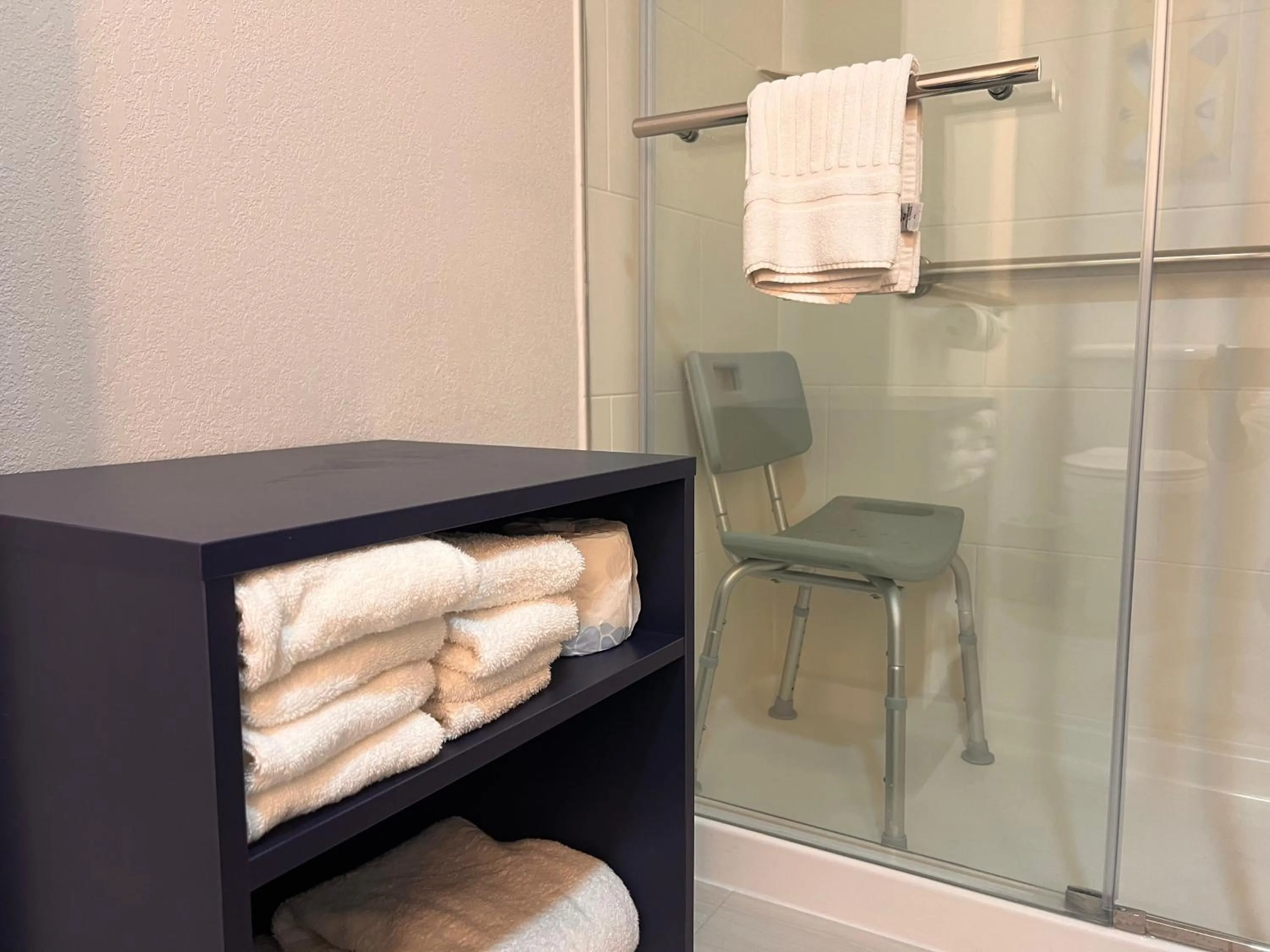 Bathroom in Comfort Suites Louisville Airport