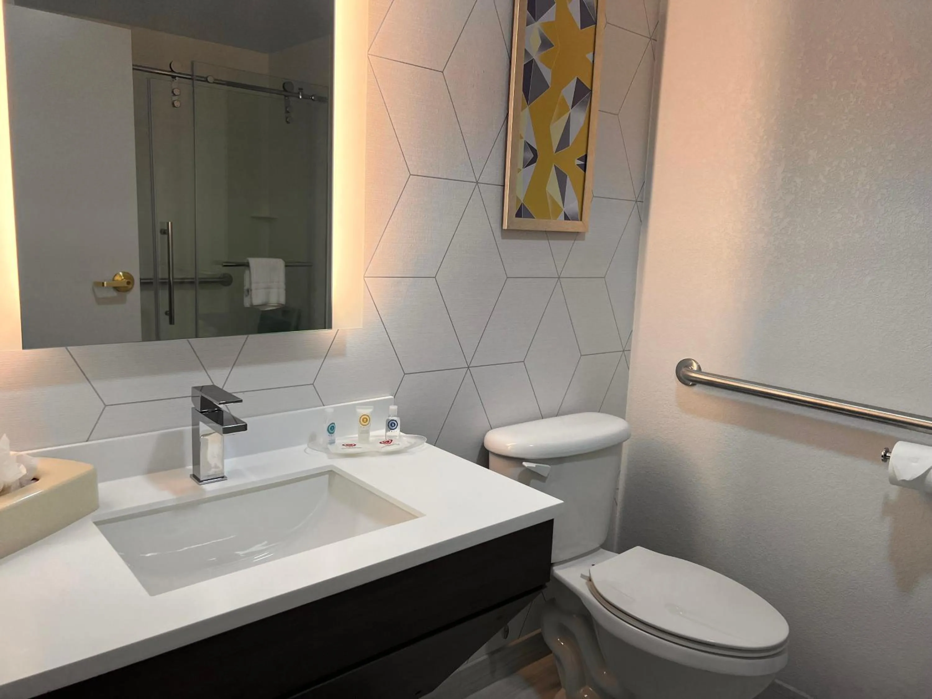 Bathroom in Comfort Suites Louisville Airport