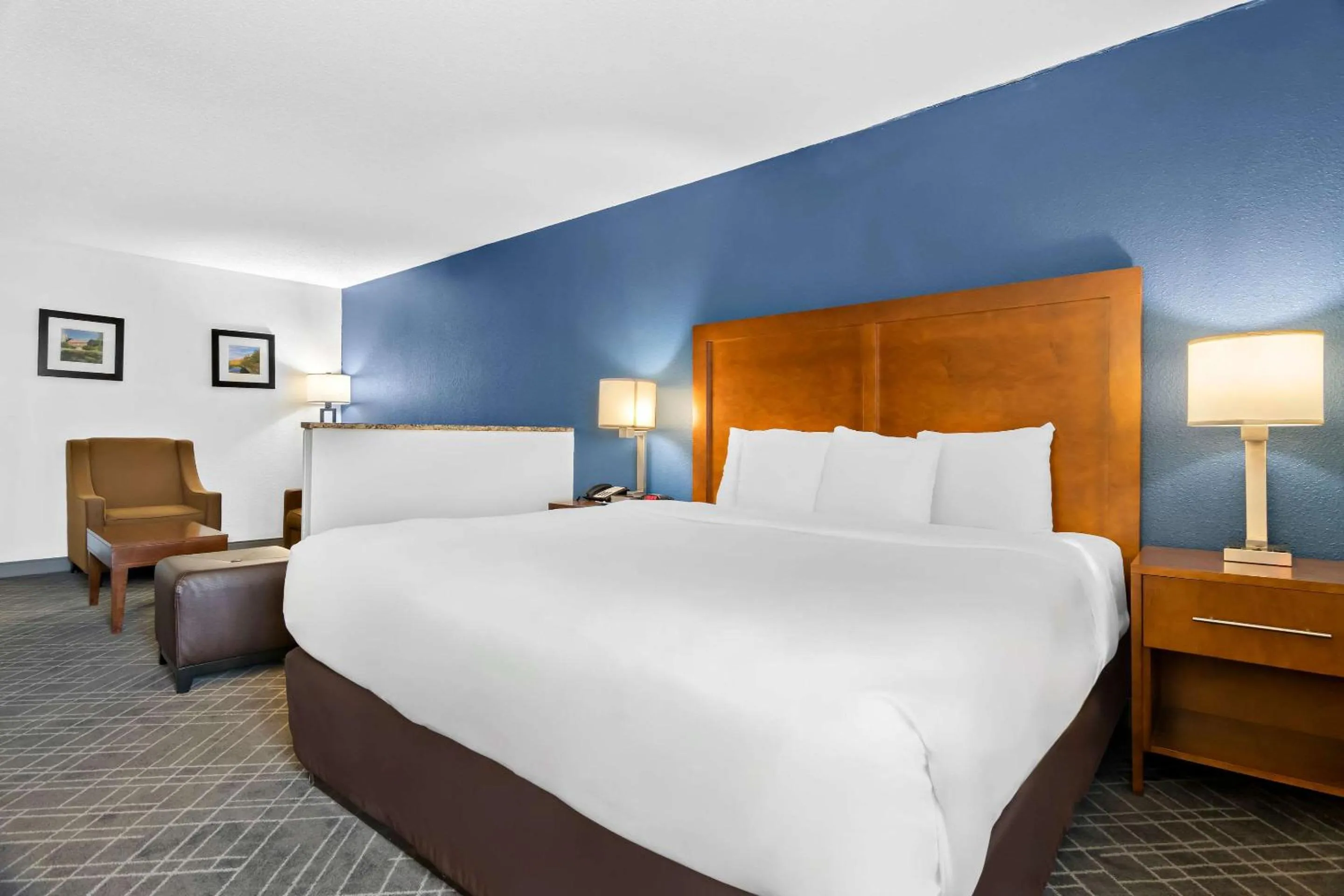 Bedroom, Bed in Comfort Inn Joliet West I-80