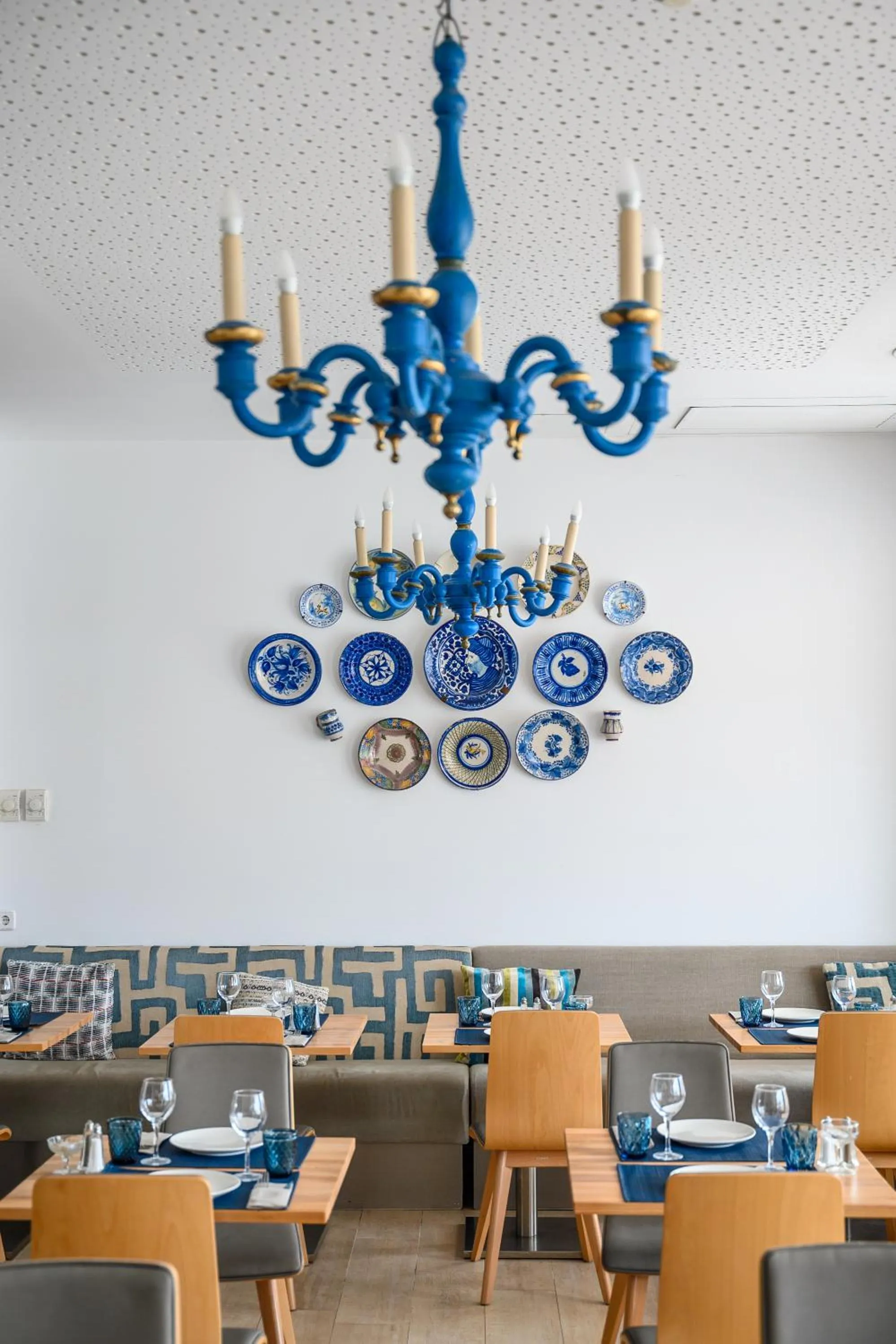 Restaurant/places to eat in Hotel Marina