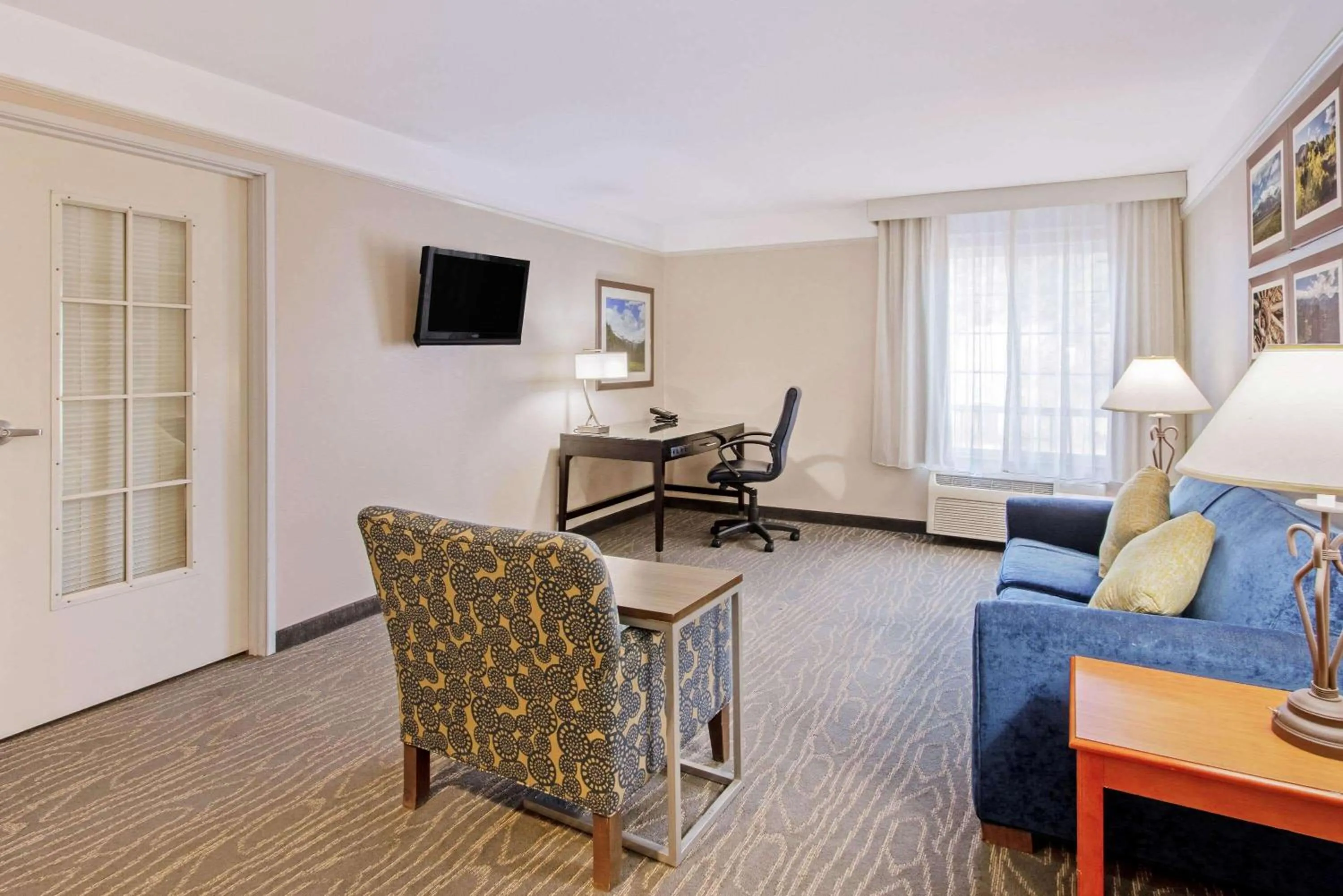 Photo of the whole room in La Quinta by Wyndham Ruidoso Downs