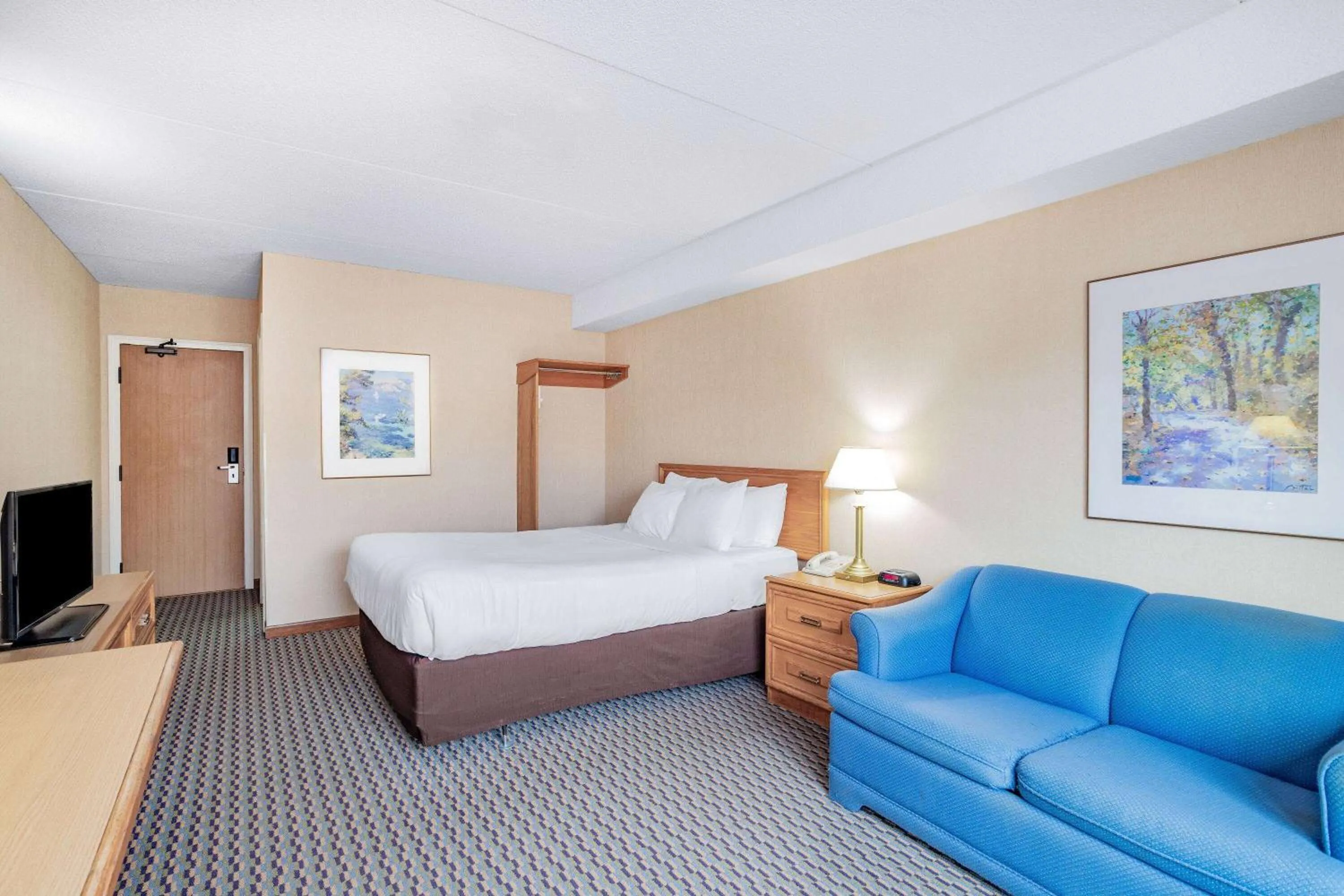 Photo of the whole room, Bed in Travelodge by Wyndham Bridgewater