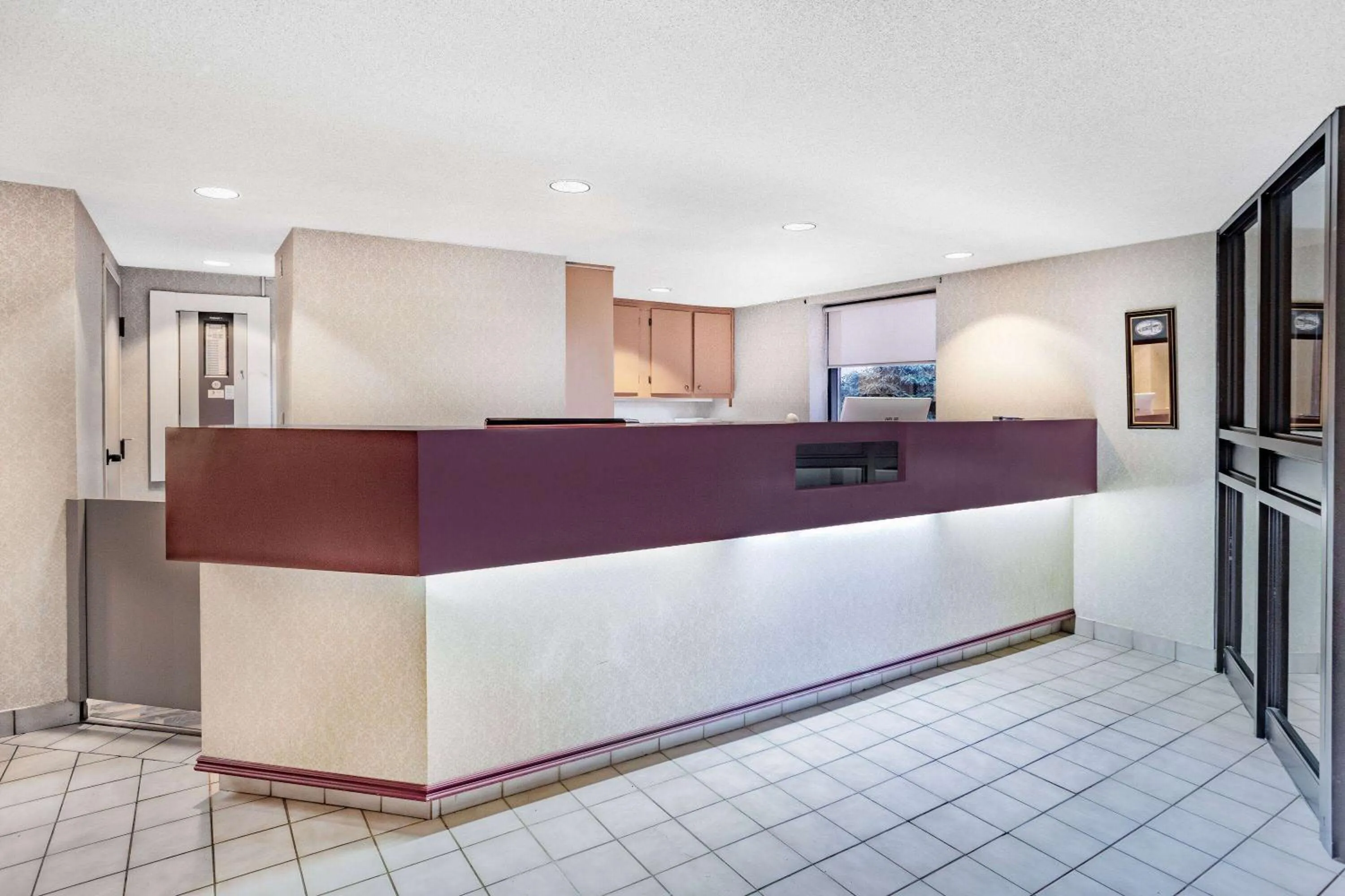 Lobby or reception in Travelodge by Wyndham Bridgewater