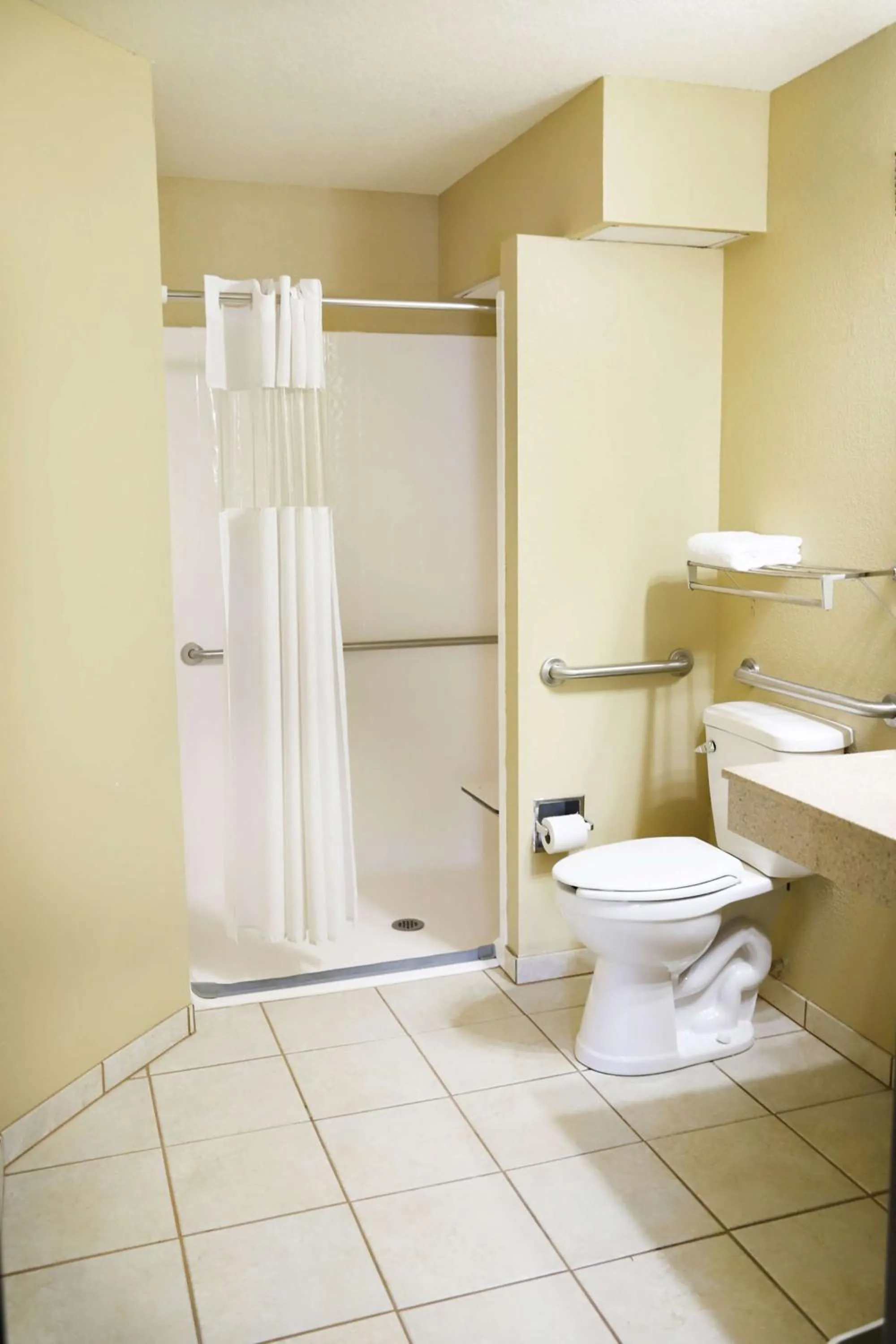 Bathroom in Best Western Branson Inn and Conference Center
