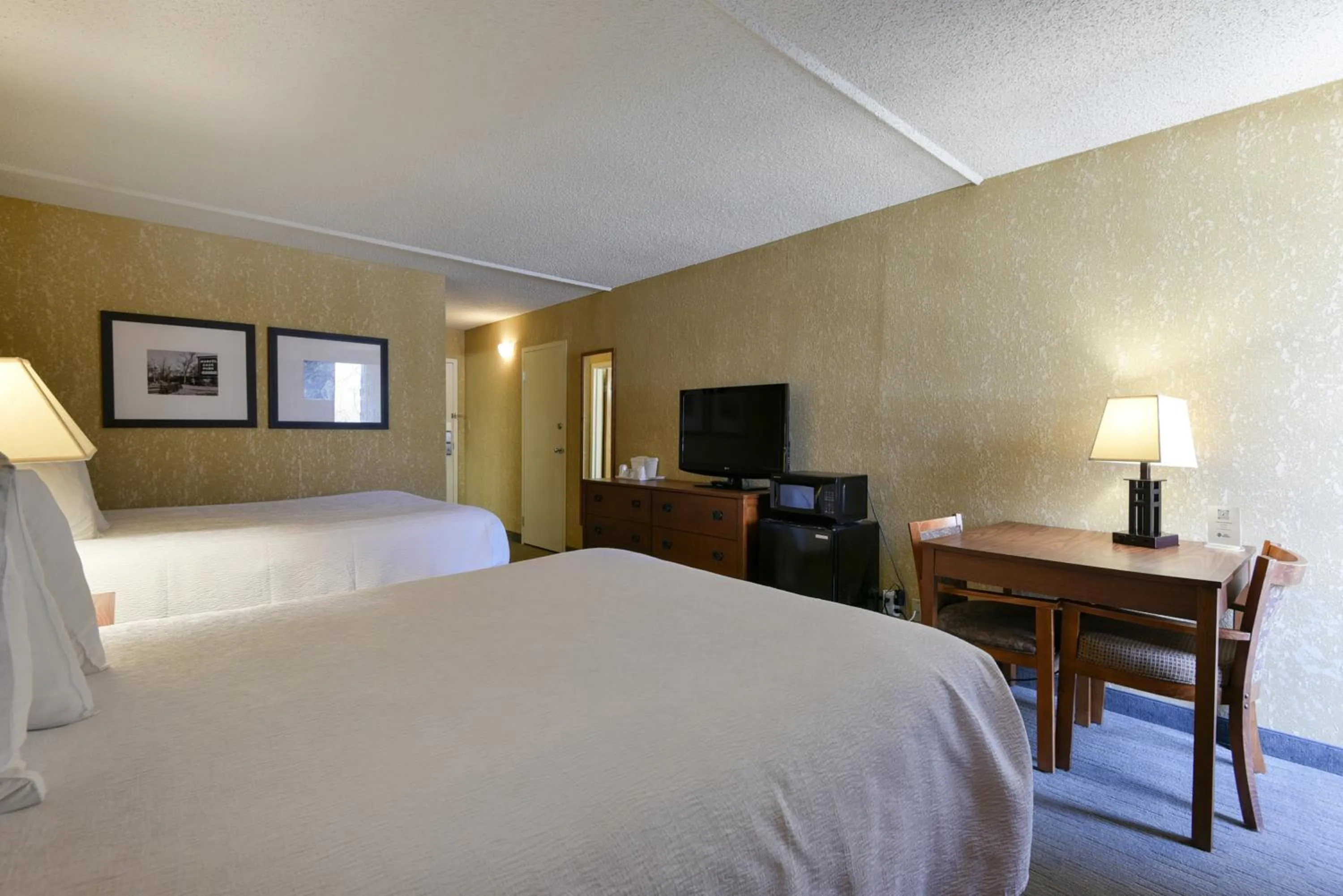 Seating area, Bed in Best Western Branson Inn and Conference Center